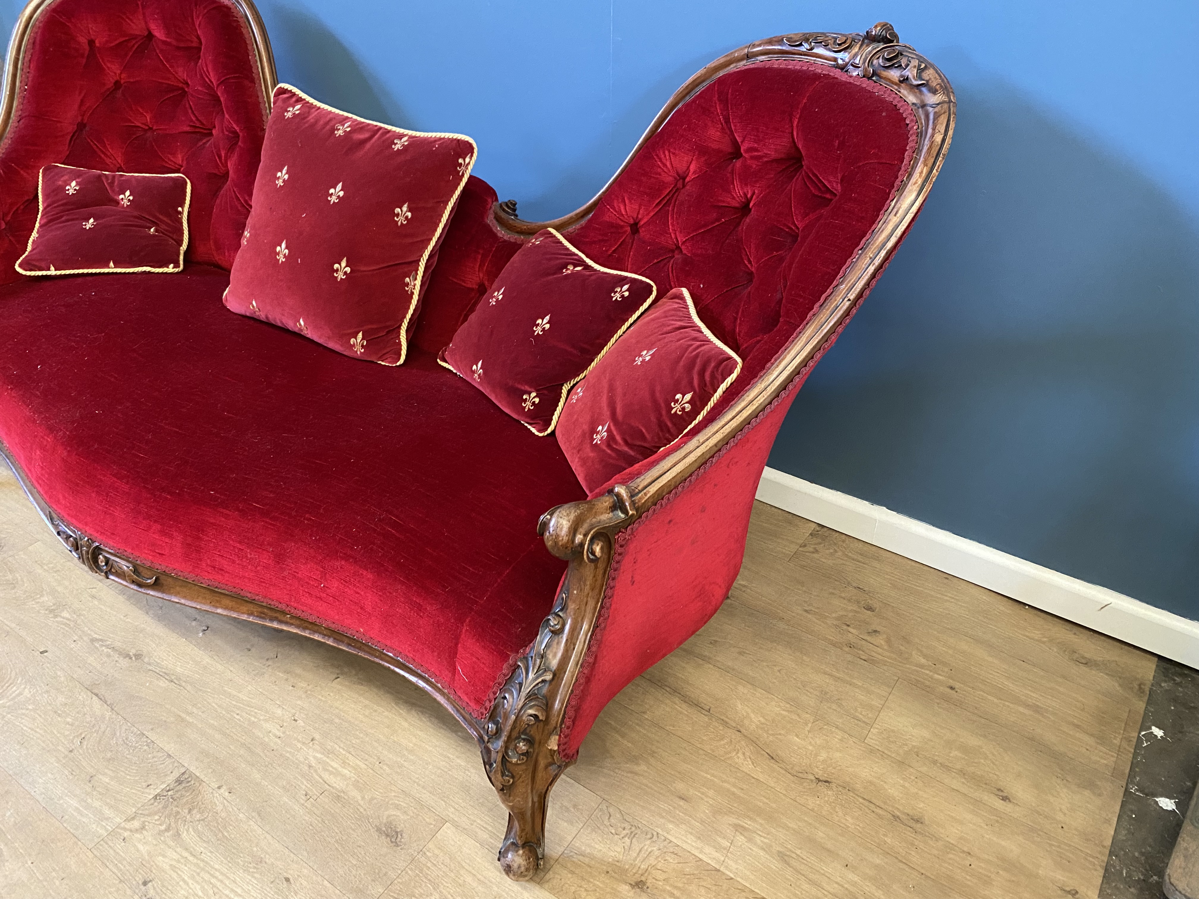 Victorian walnut framed settee - Image 3 of 4