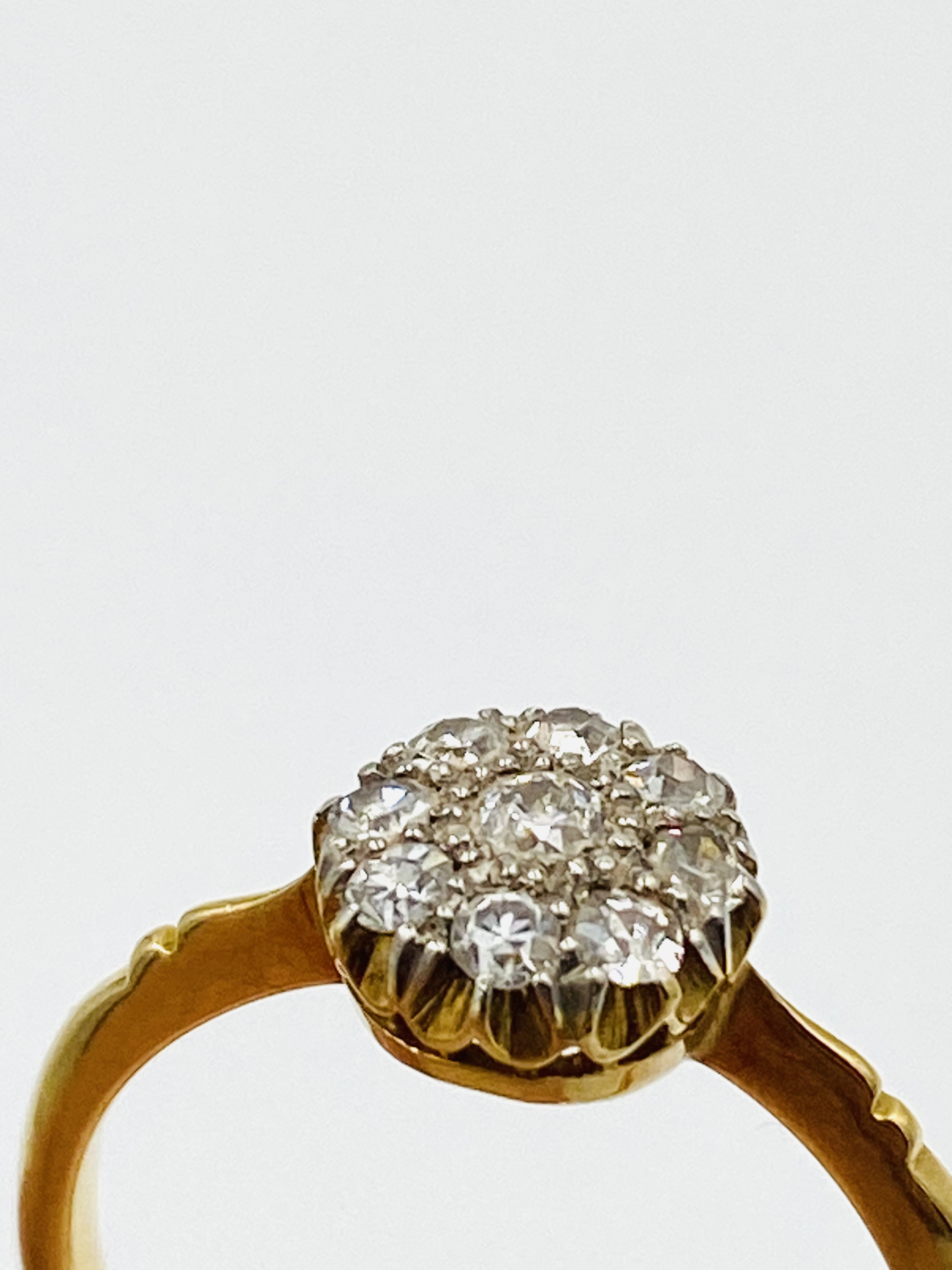 18ct gold cluster ring - Image 4 of 4