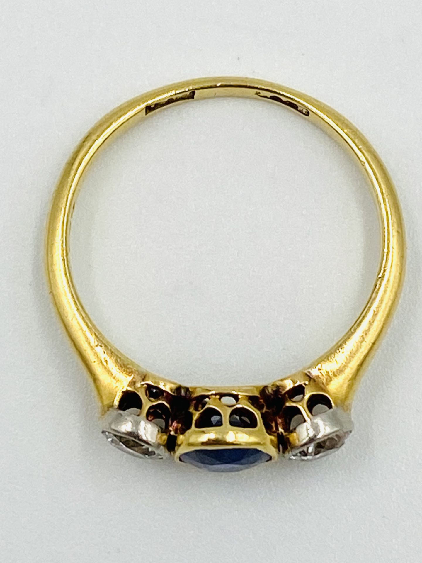 18ct gold and sapphire three stone ring - Image 3 of 5