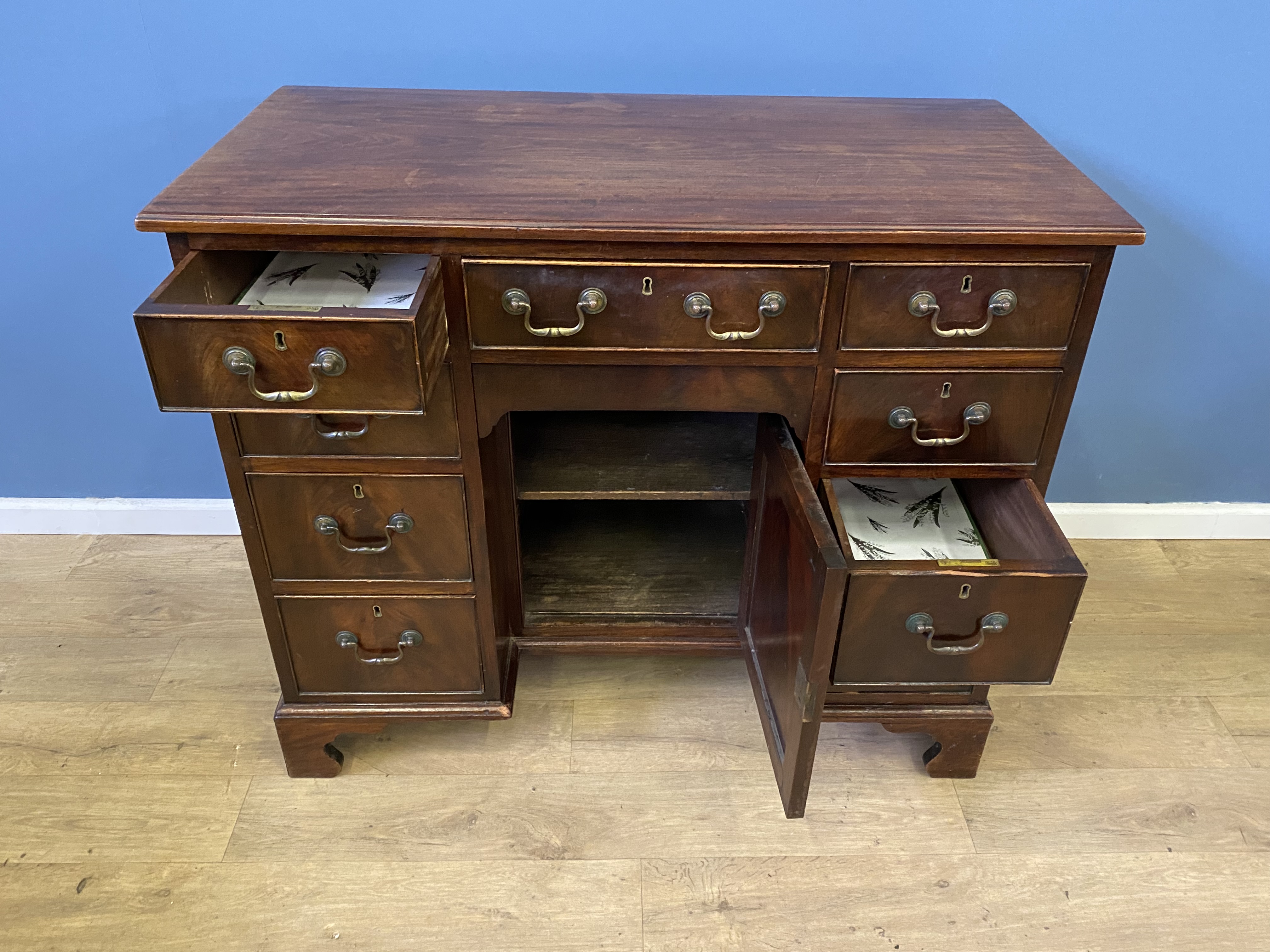 Mahogany kneehole desk - Image 4 of 4