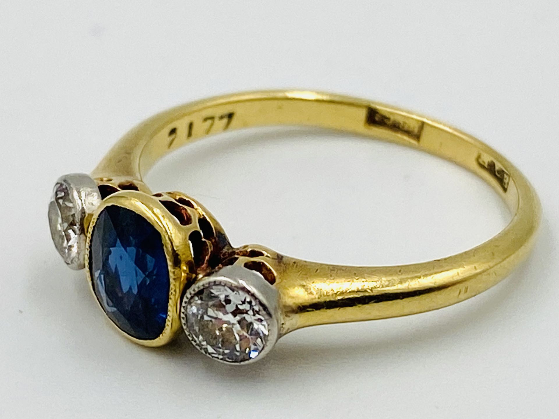18ct gold and sapphire three stone ring - Image 2 of 5