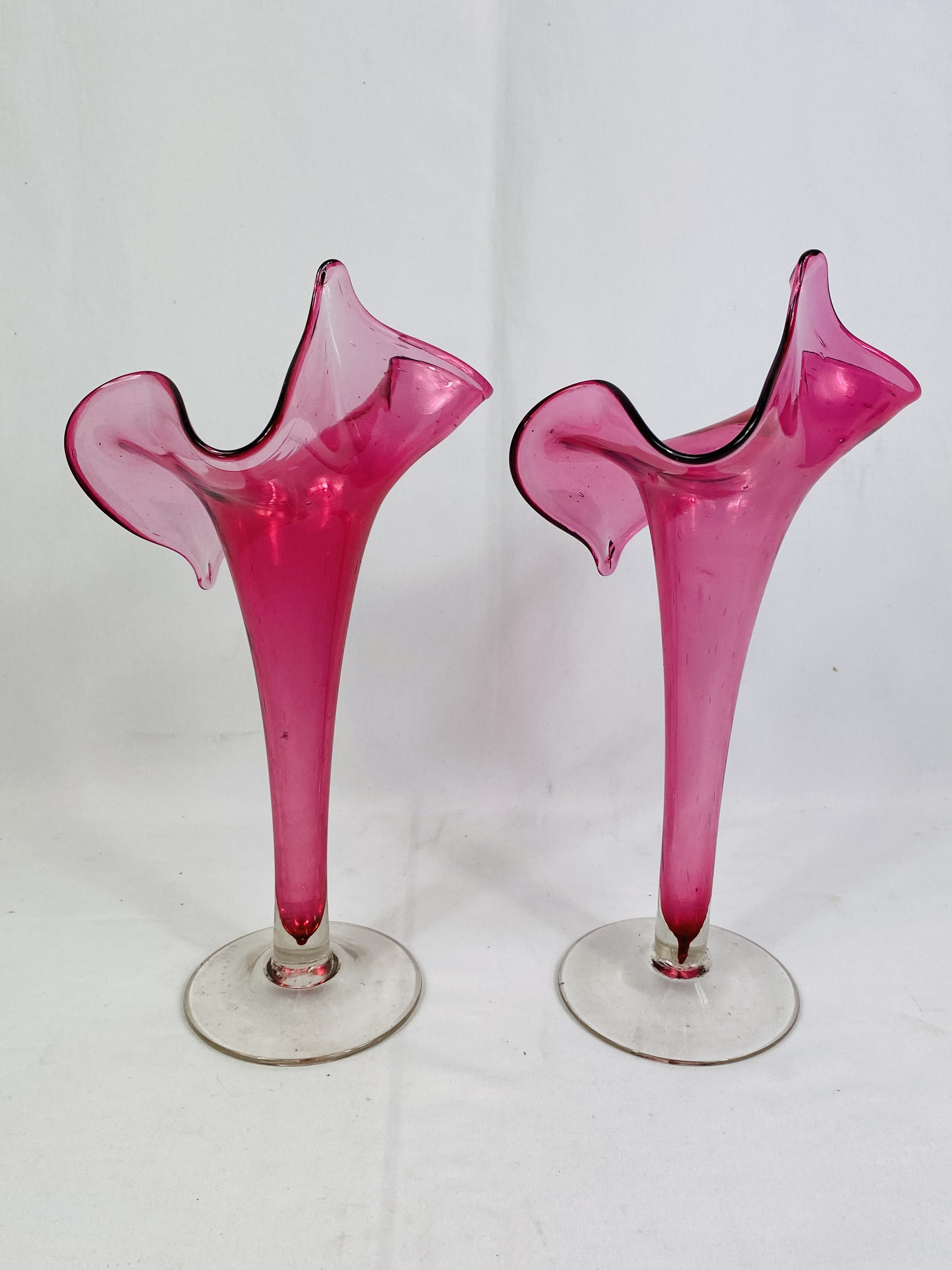 A pair of cranberry glass 'preacher in the pulpit' glass vases - Image 3 of 3
