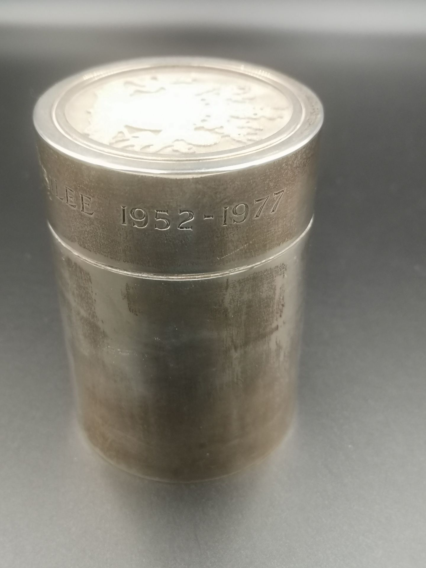 Queen's silver jubilee silver lidded pot - Image 3 of 5