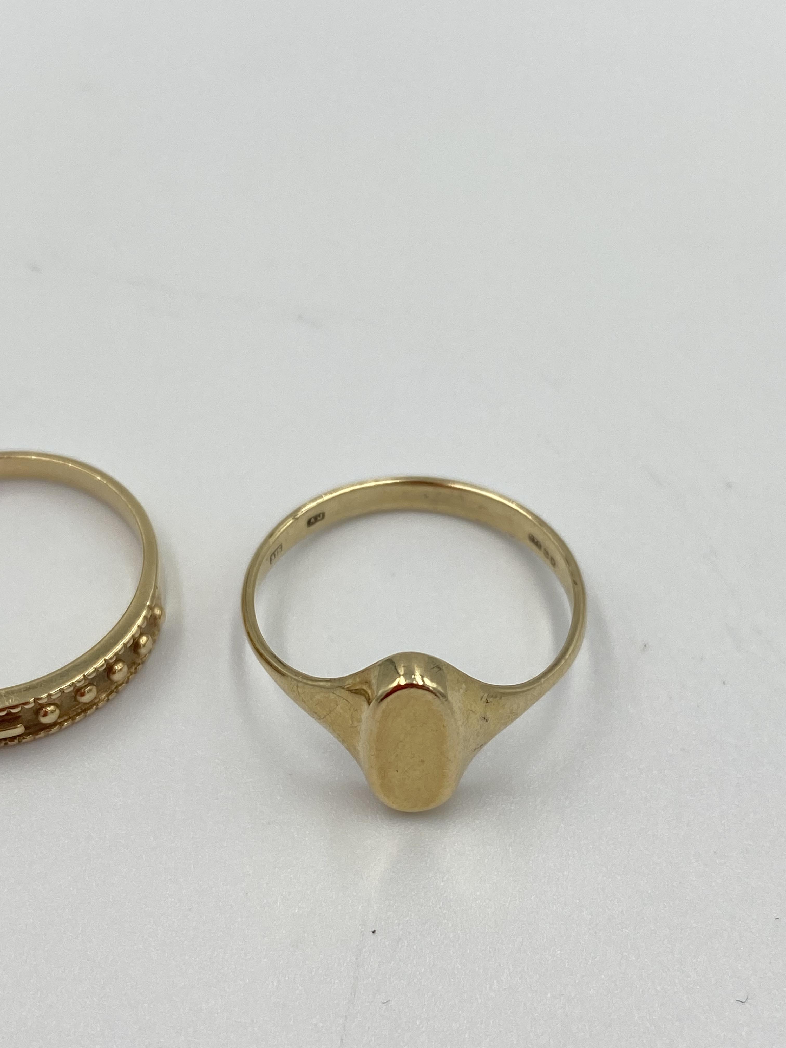 Three 9ct gold rings - Image 5 of 6