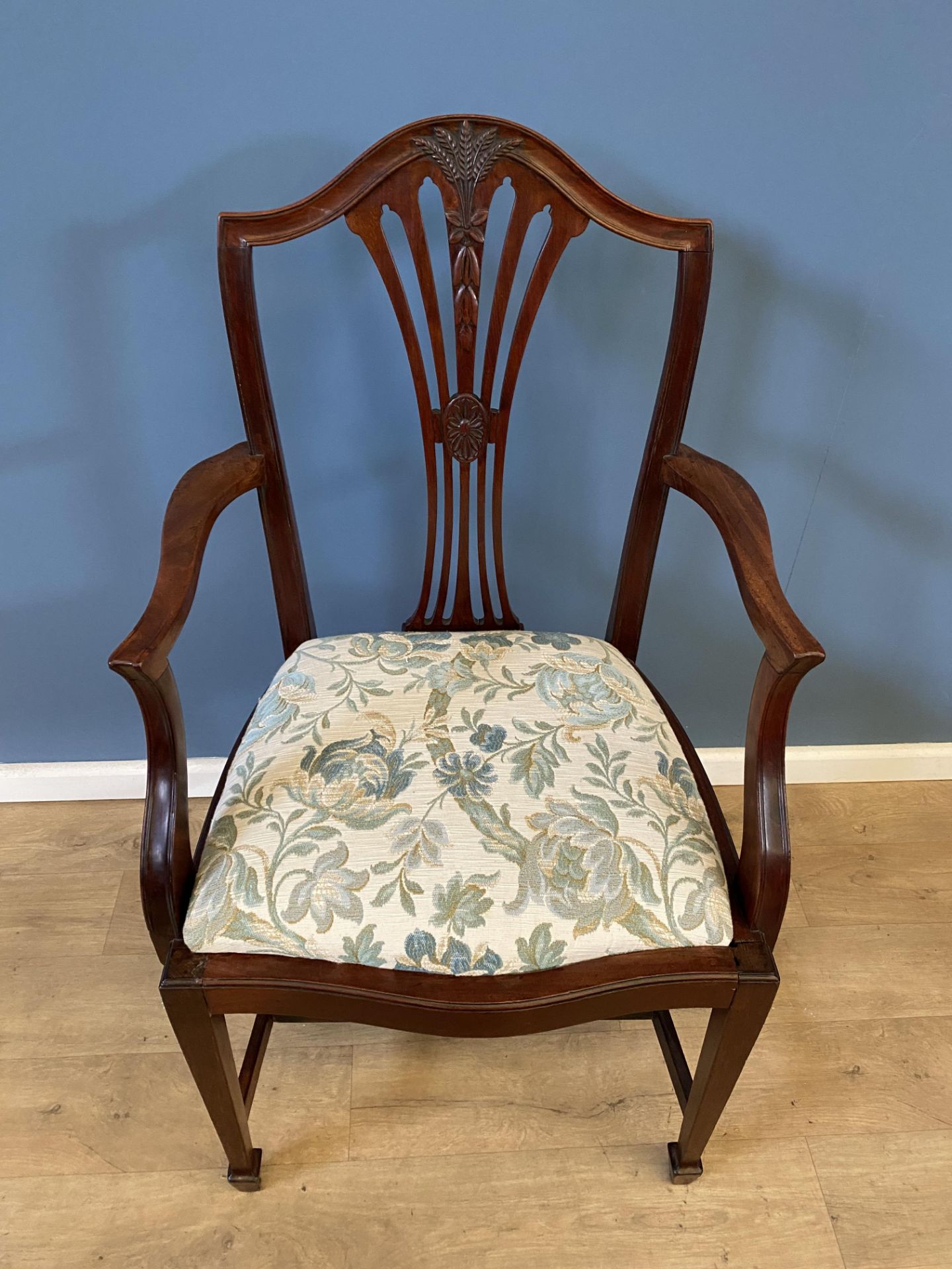 Four Hepplewhite style mahogany armchairs - Bild 3 aus 4