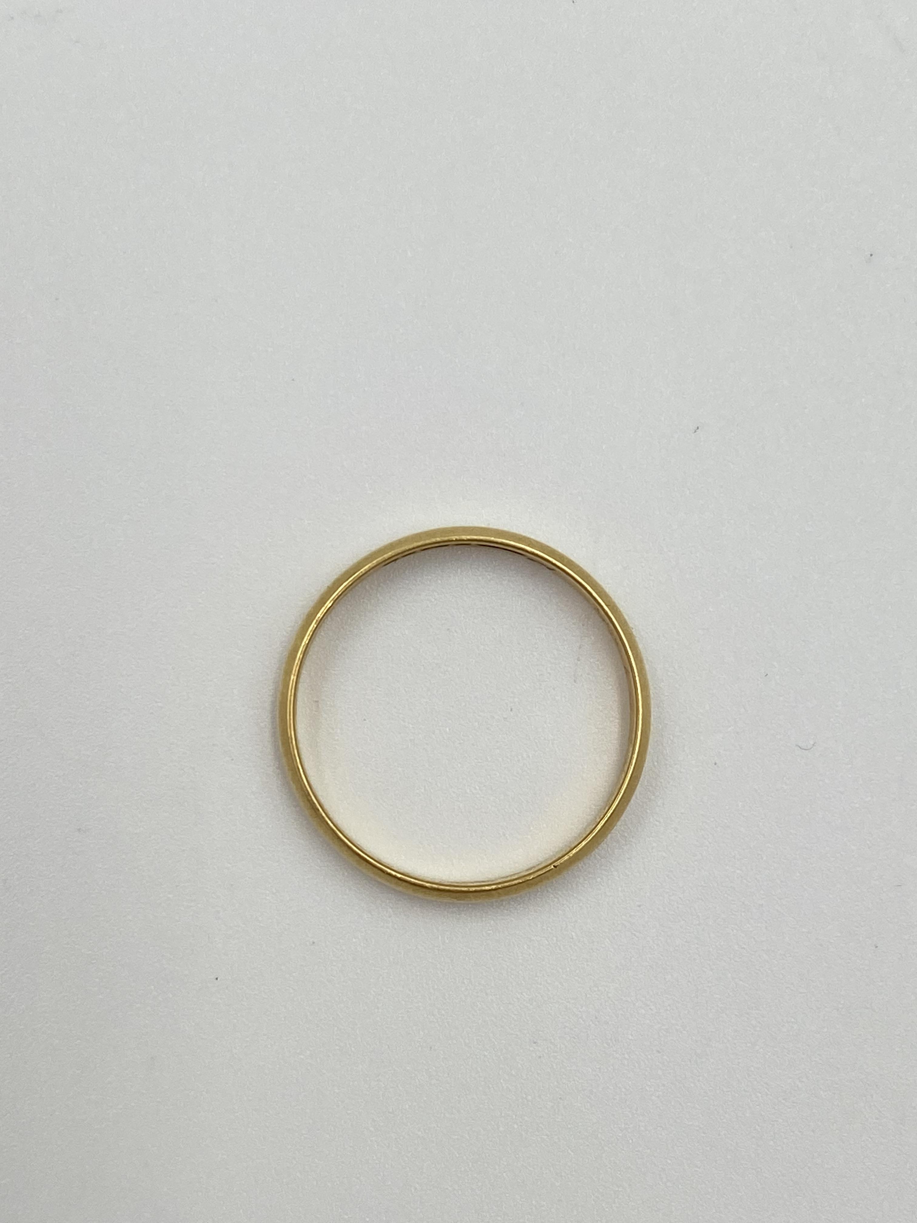 18ct gold band - Image 2 of 3