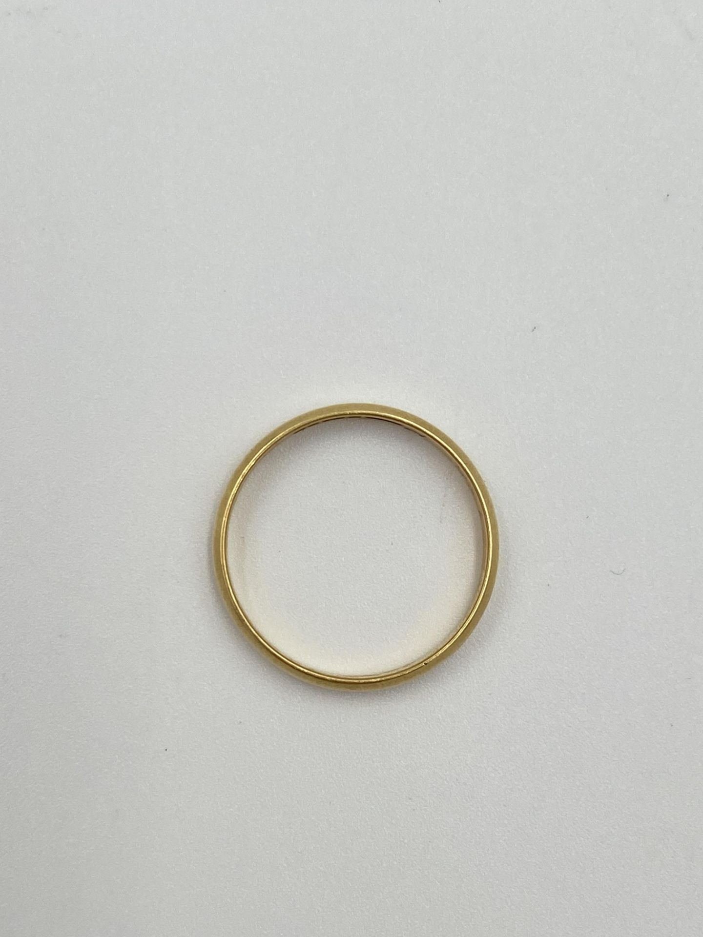 18ct gold band - Image 2 of 3