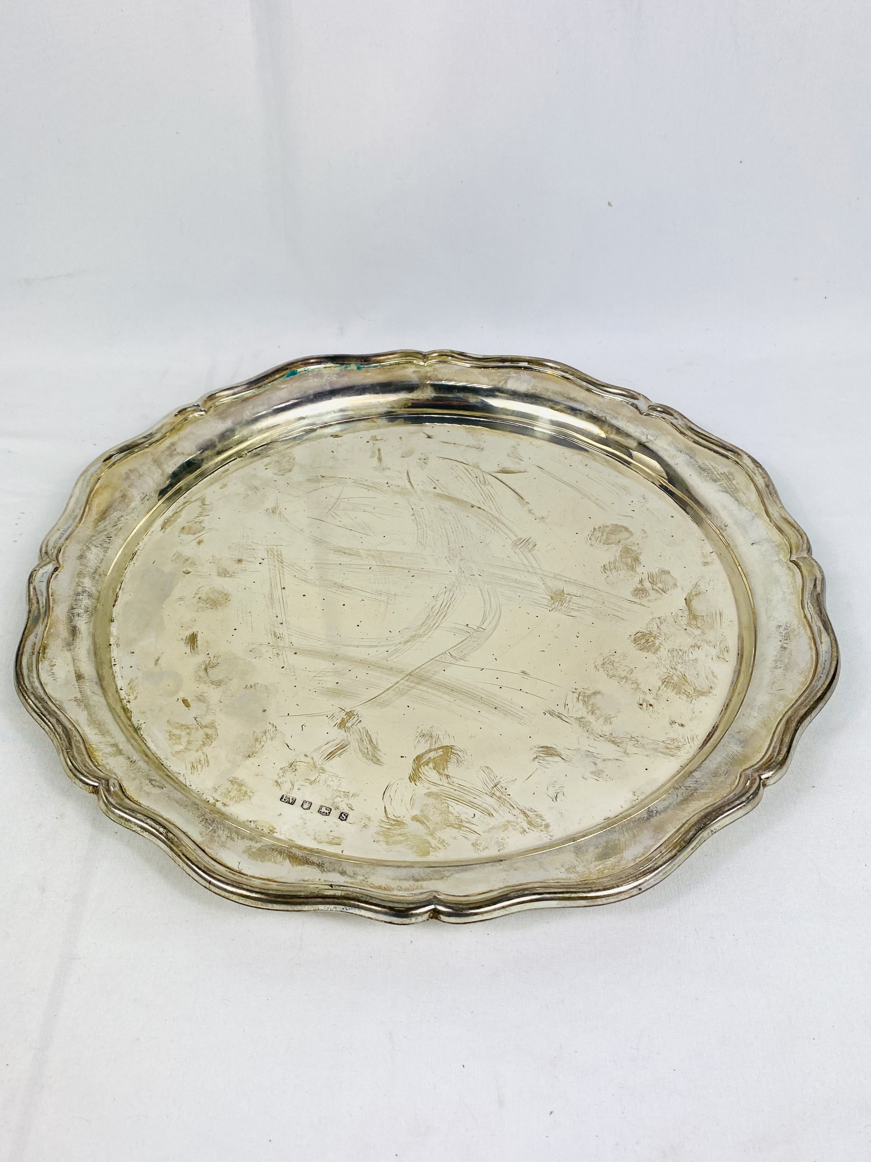 Silver tray with pie crust edge in box