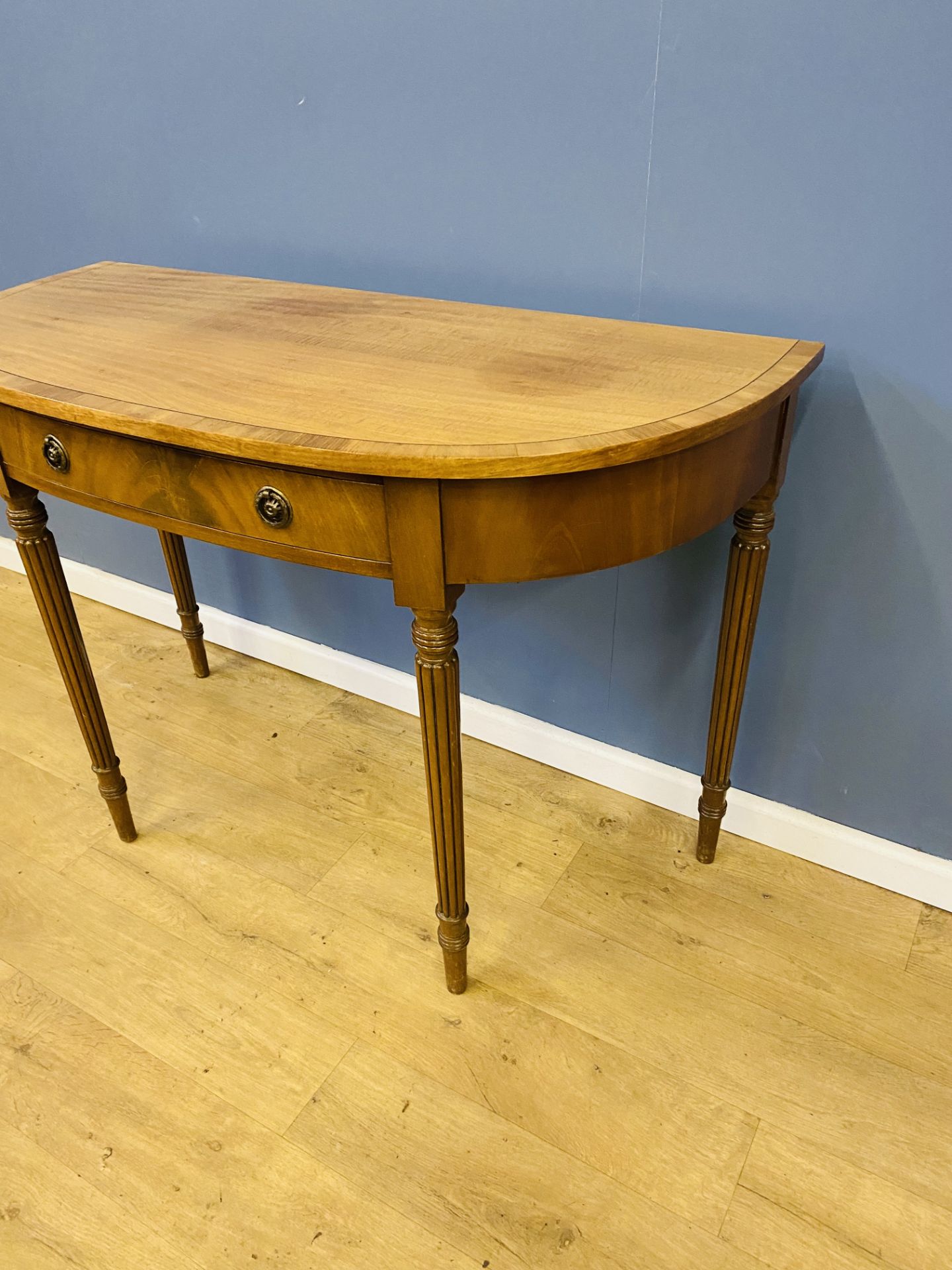 Mahogany side table - Image 2 of 4