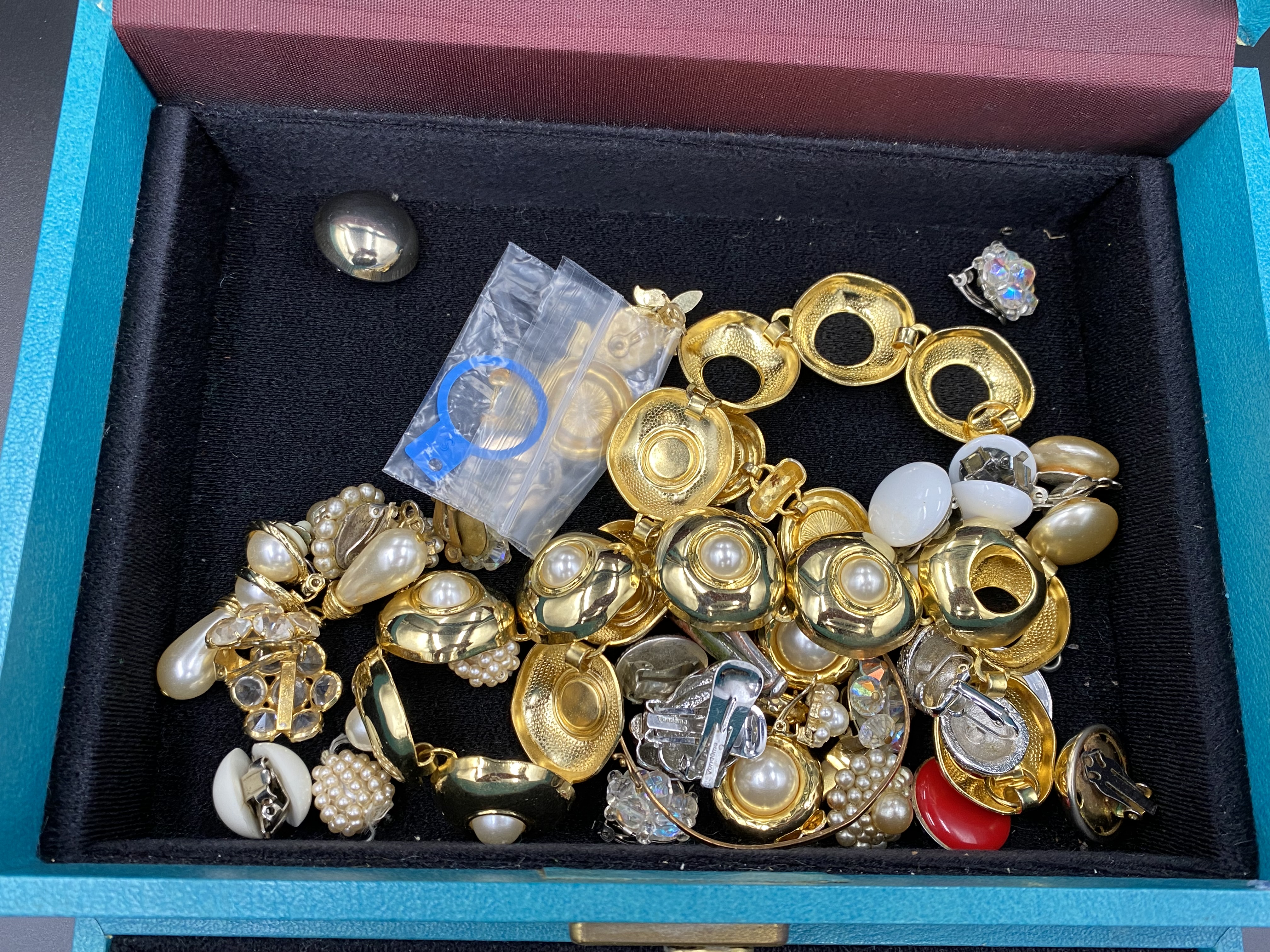 Quantity of costume jewellery - Image 2 of 5