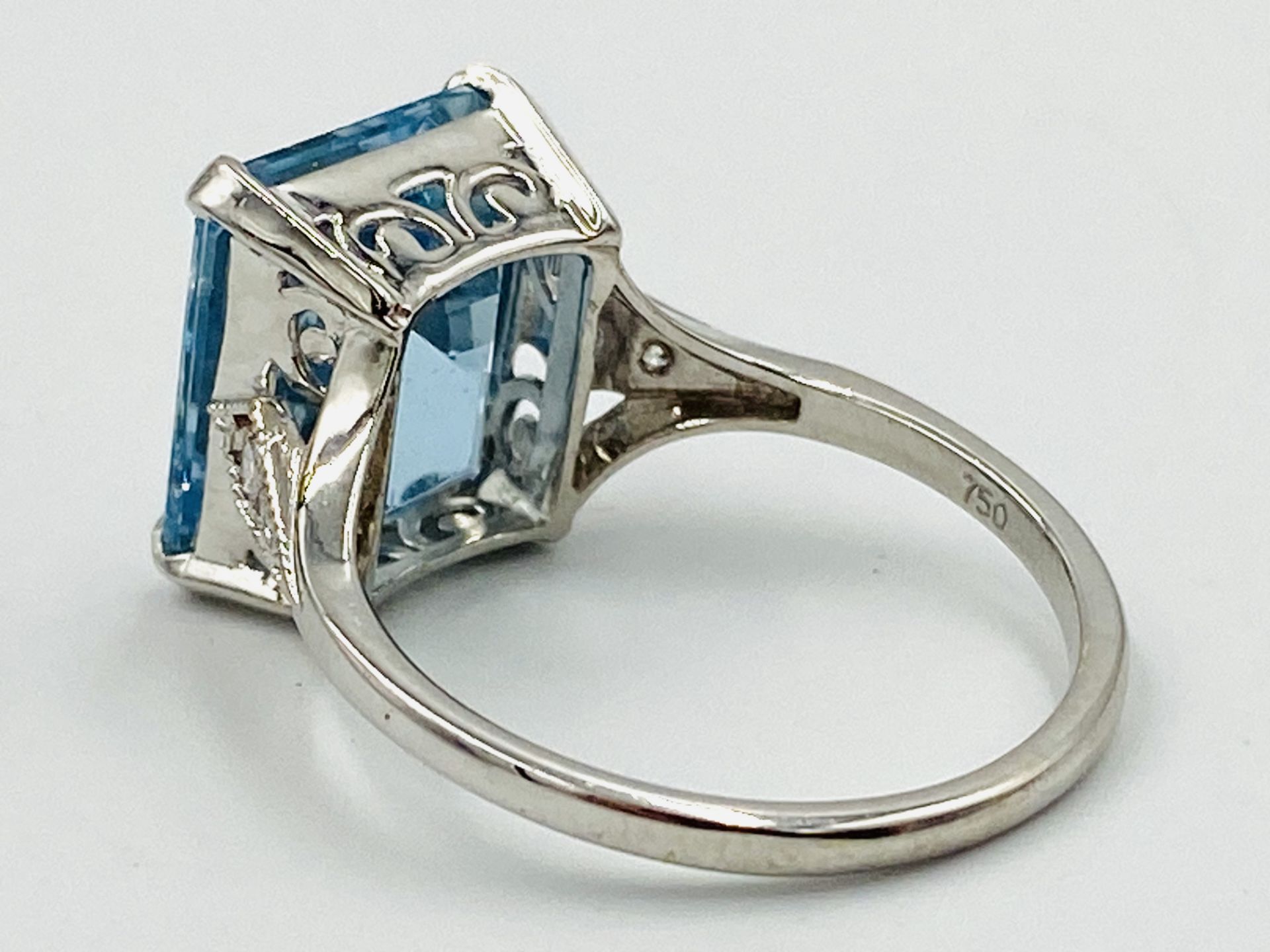 18ct white gold aquamarine ring with diamond shoulders - Image 3 of 5
