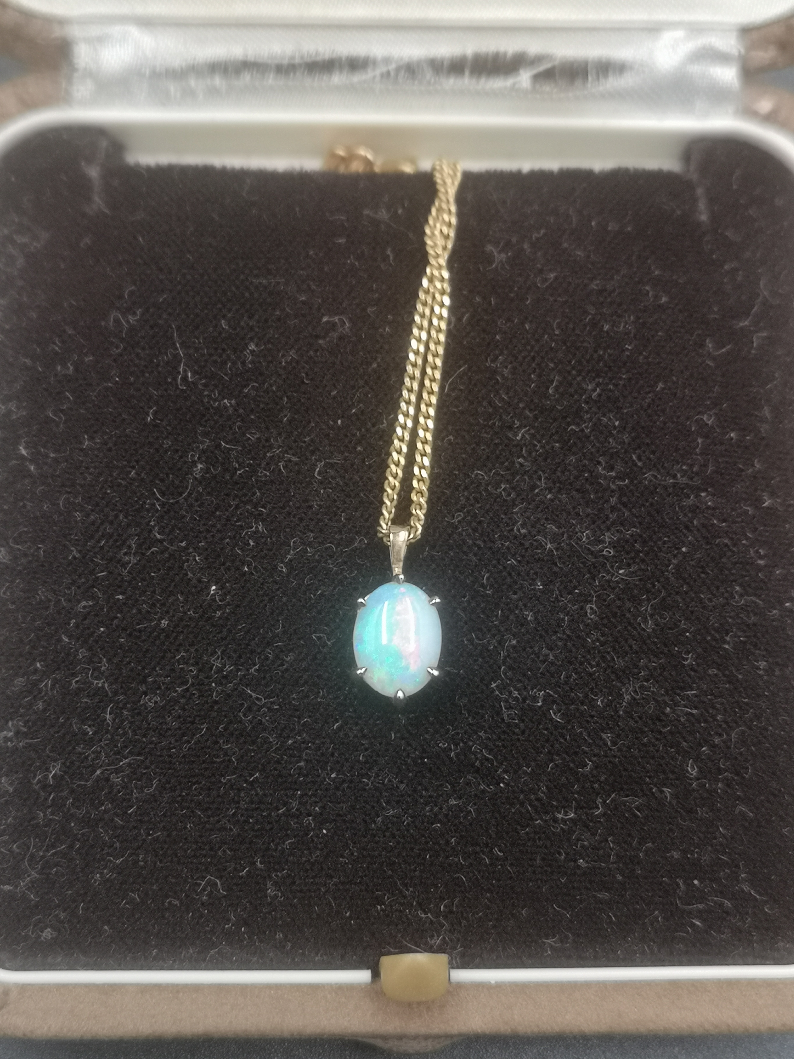 9ct gold necklace with 9ct and opal pendant - Image 3 of 3