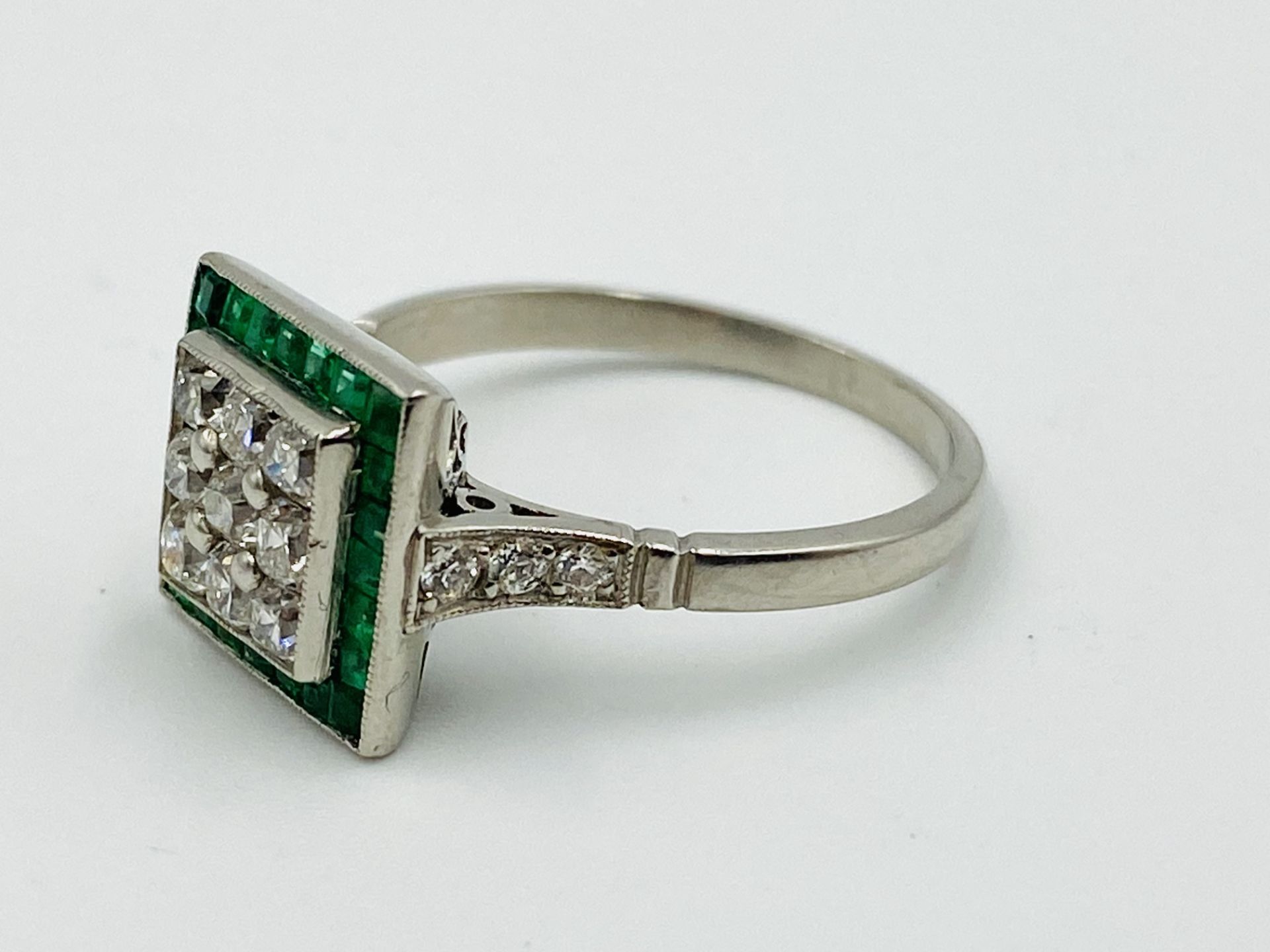 White gold, emerald and diamond ring - Image 3 of 6