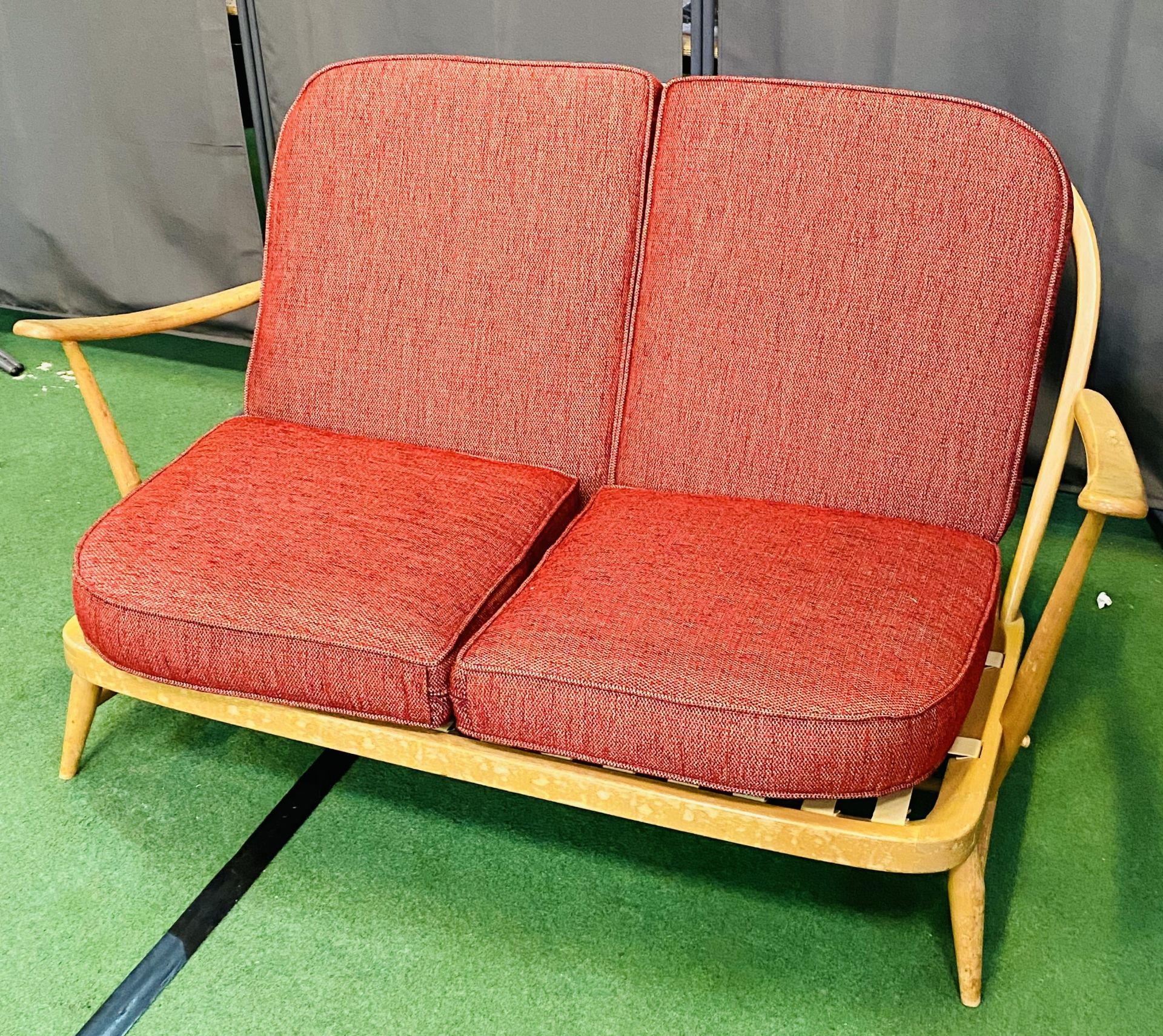 Ercol style spindle back sofa - Image 4 of 4