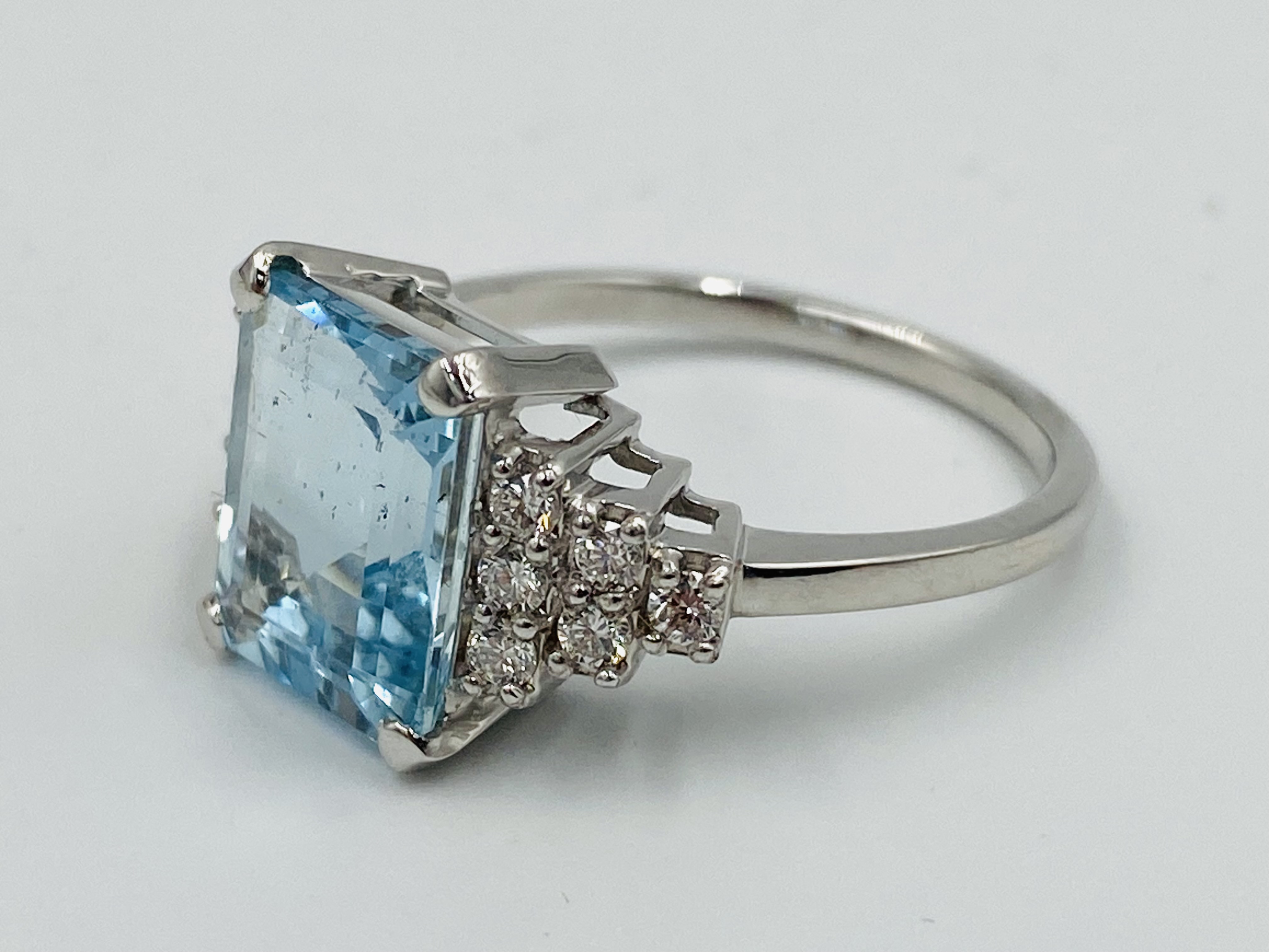 18ct white gold and aquamarine ring - Image 2 of 5