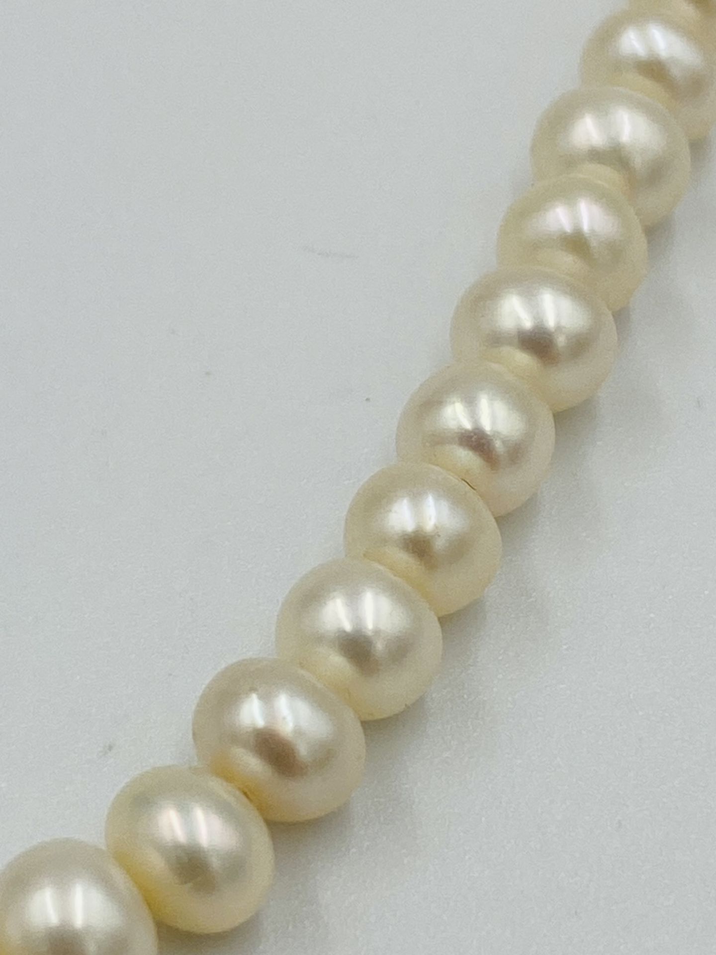 Pearl necklace with 14ct gold and amethyst pendant and 14ct gold clasp - Image 4 of 4