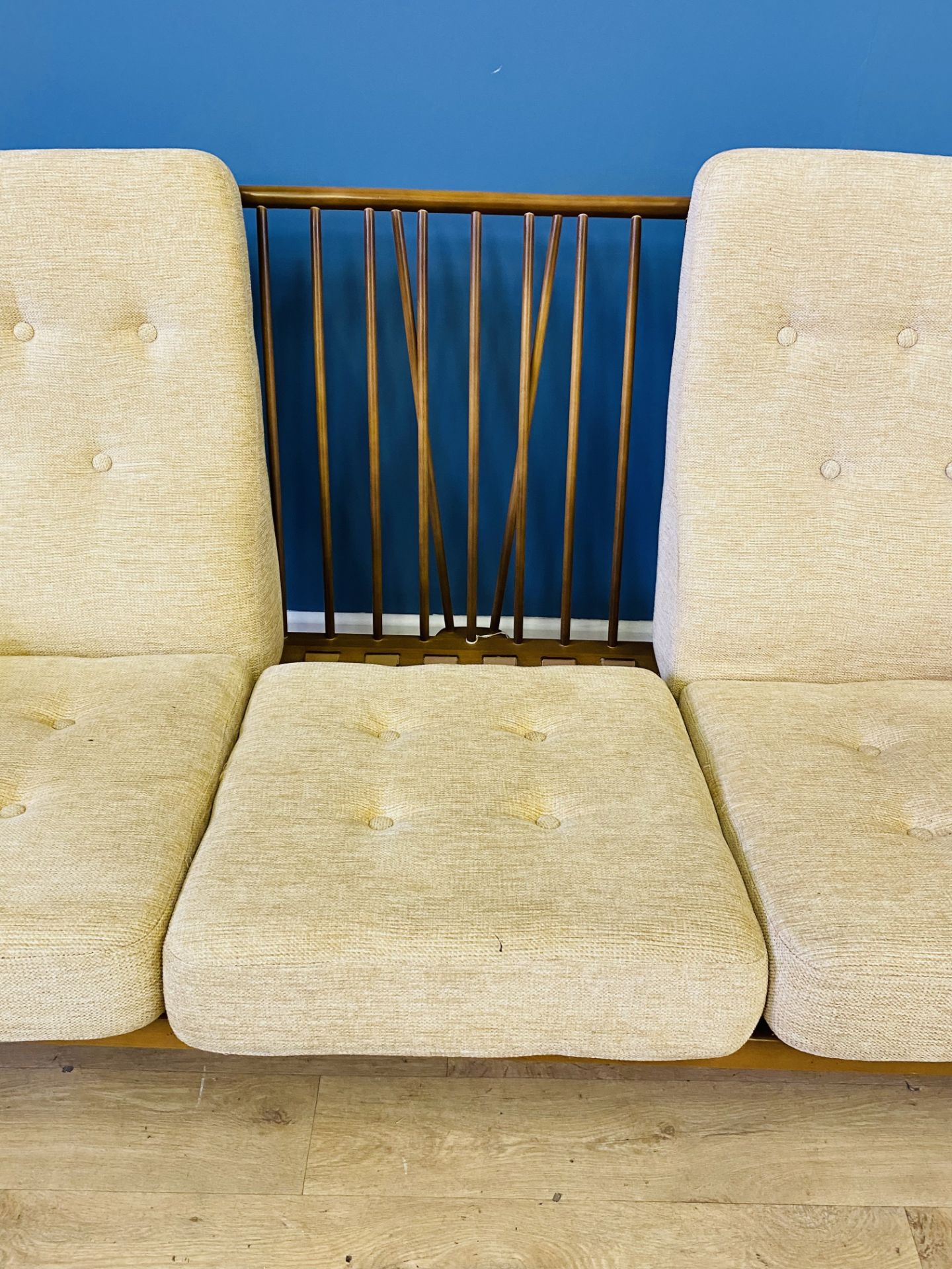 Ercol spindle back settee - Image 5 of 5
