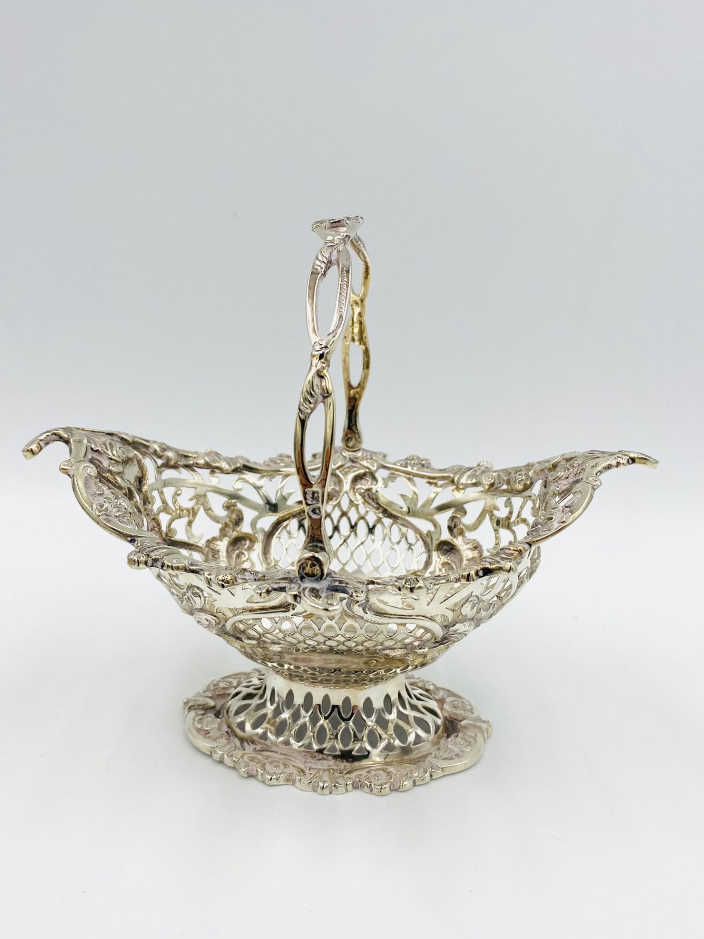 Pierced silver basket, London 1909 - Image 2 of 3