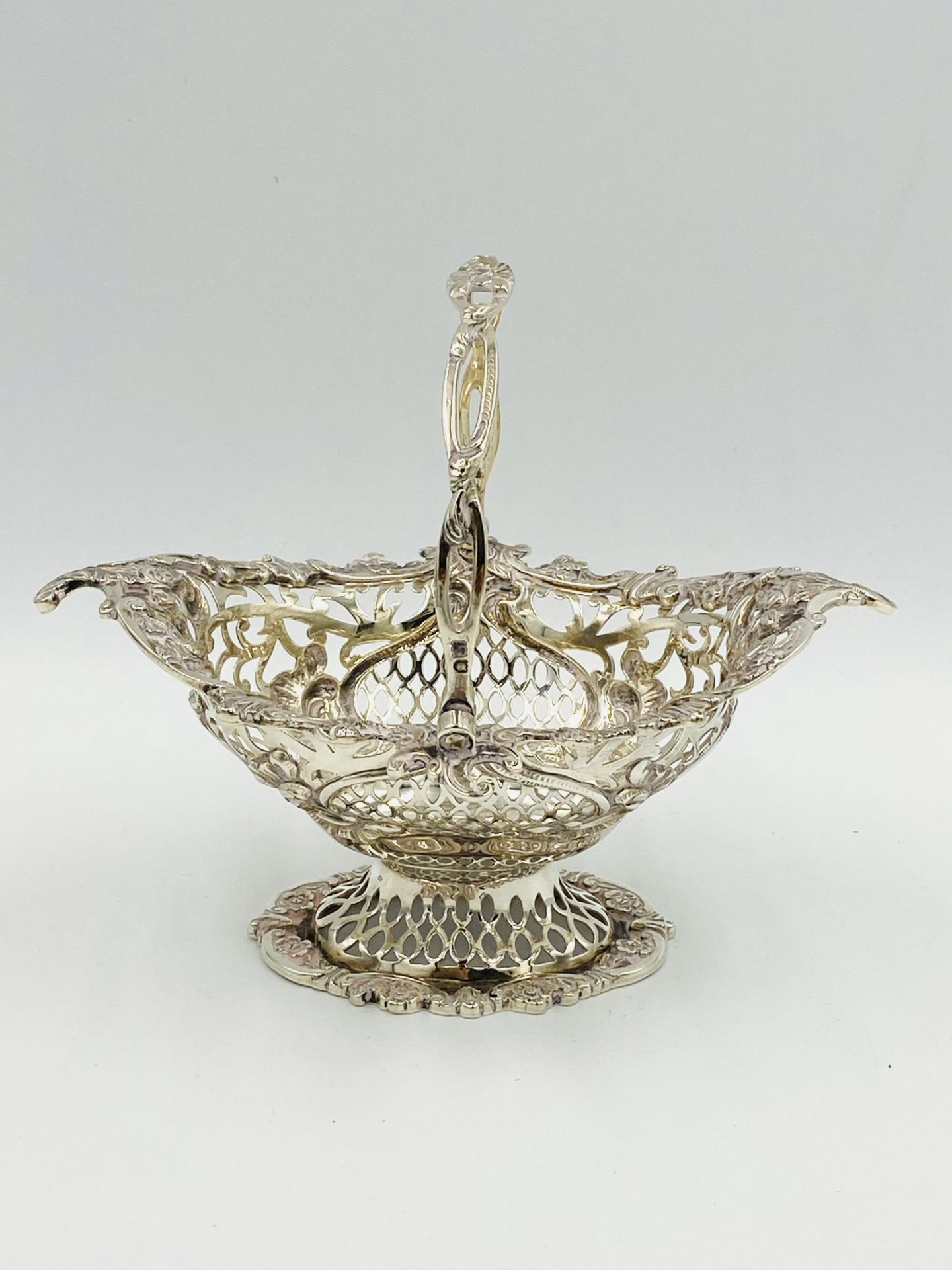 A pair of silver cruet bowls together with a silver filigree bonbon dish - Image 4 of 7