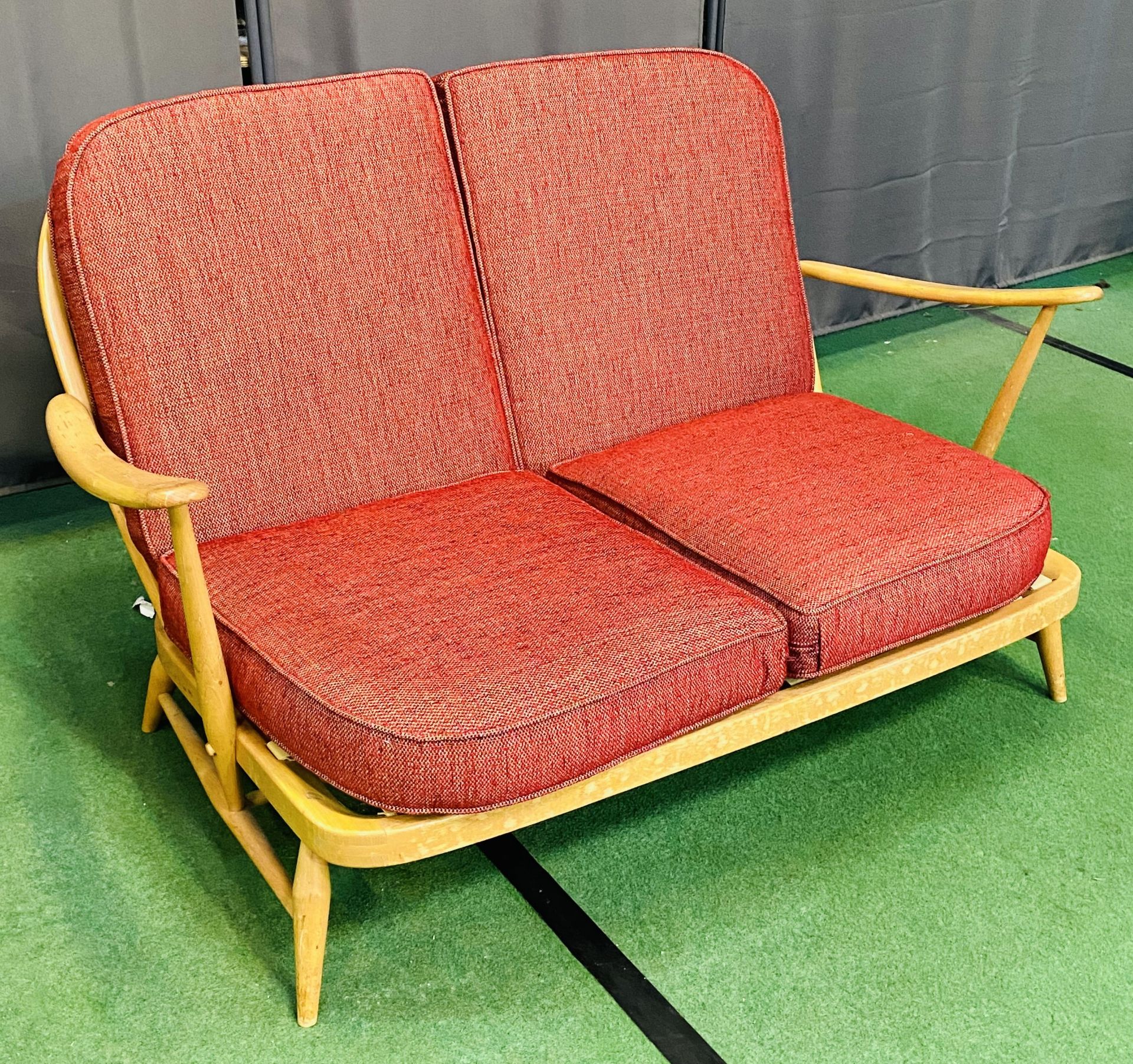 Ercol style spindle back sofa - Image 3 of 4
