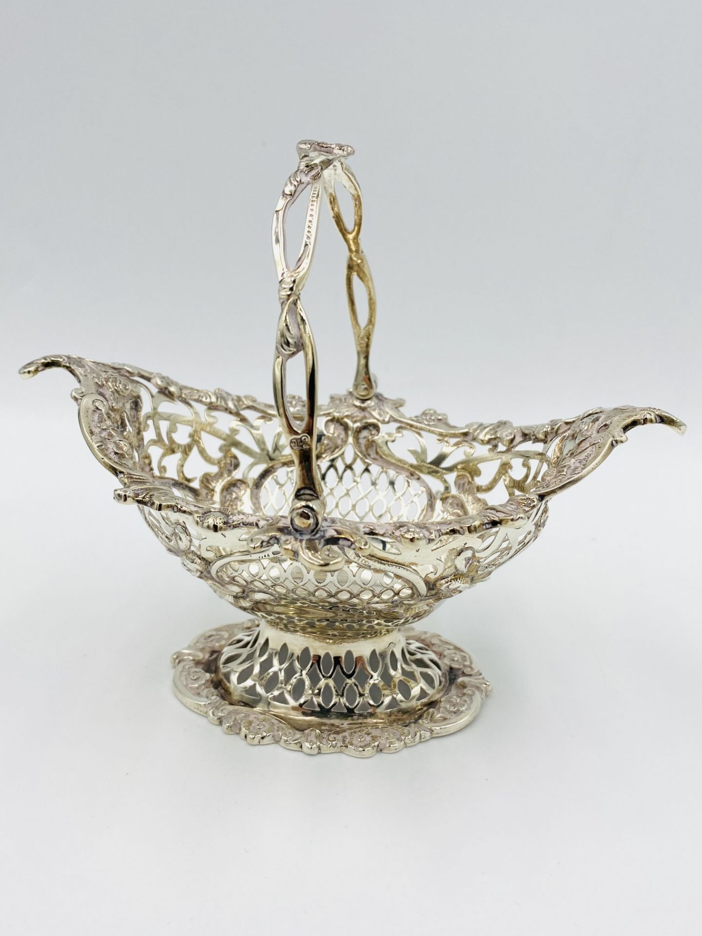 Pierced silver basket, London 1909 - Image 3 of 3