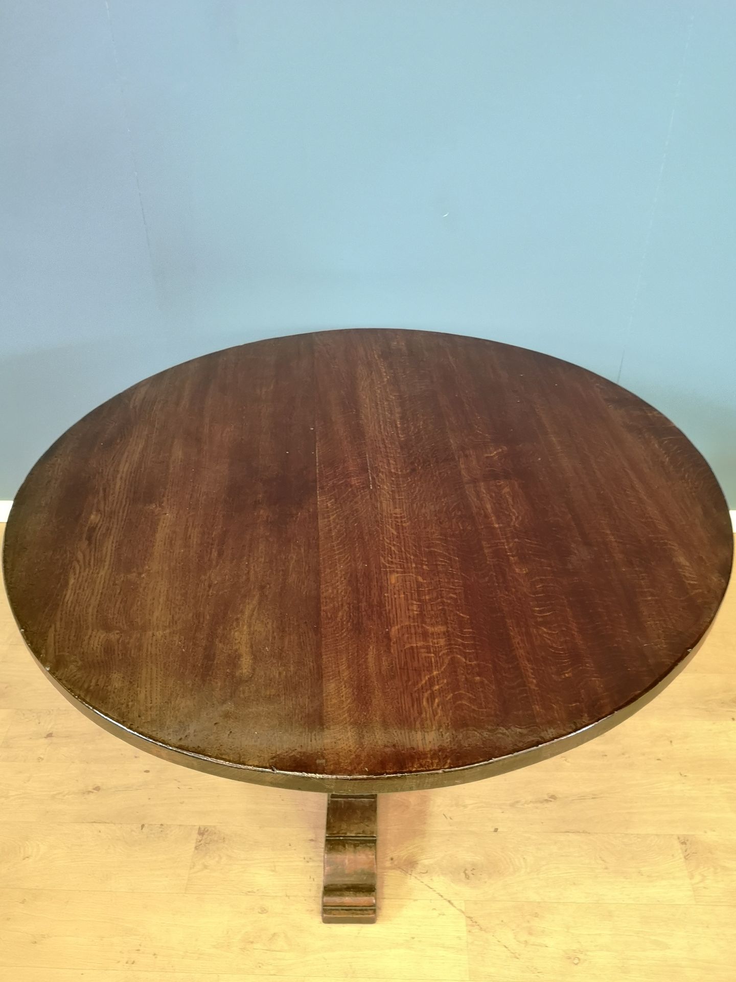 Circular oak breakfast table - Image 2 of 4