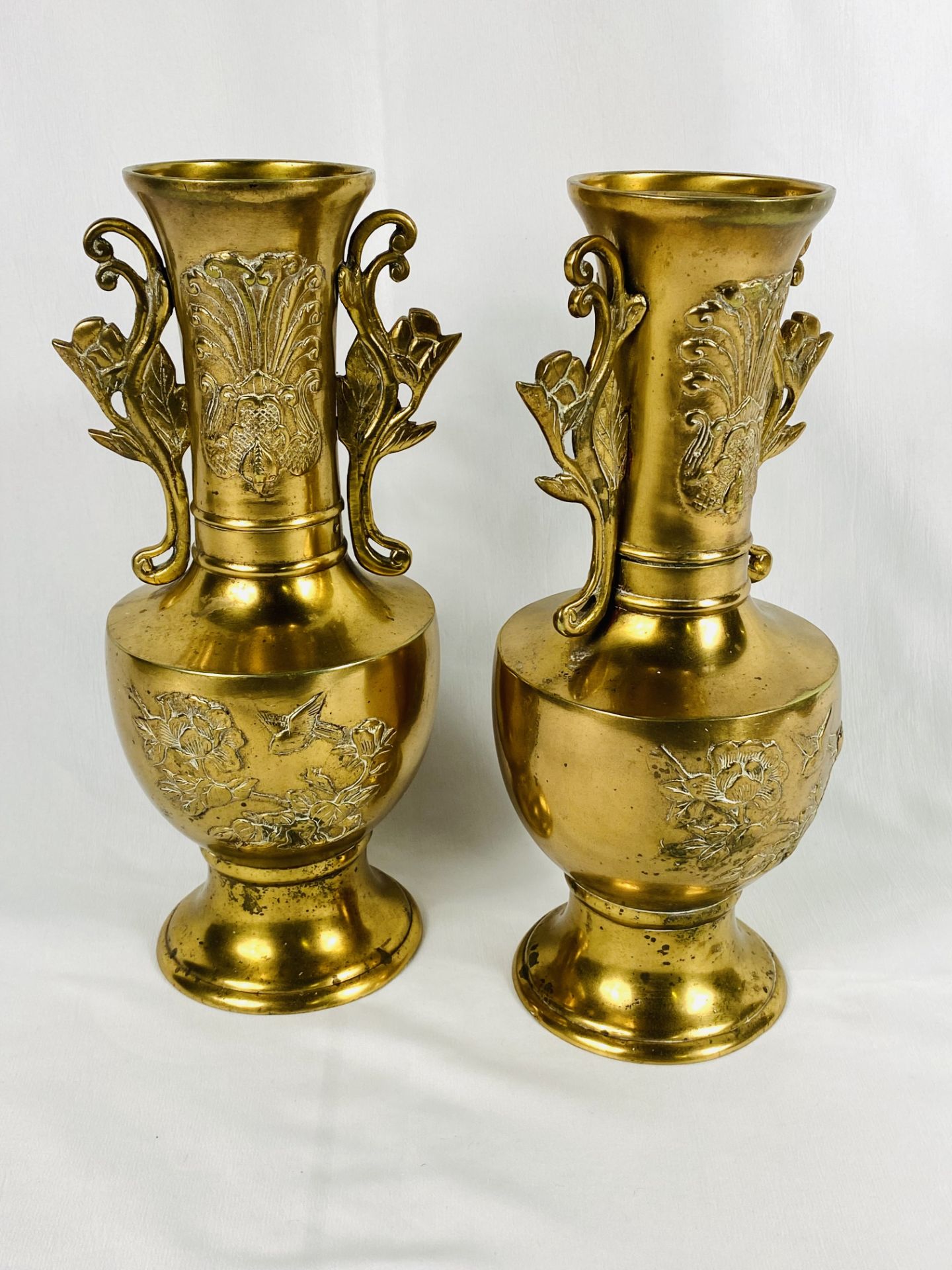 Pair of Meiji style brass vases - Bild 3 aus 3