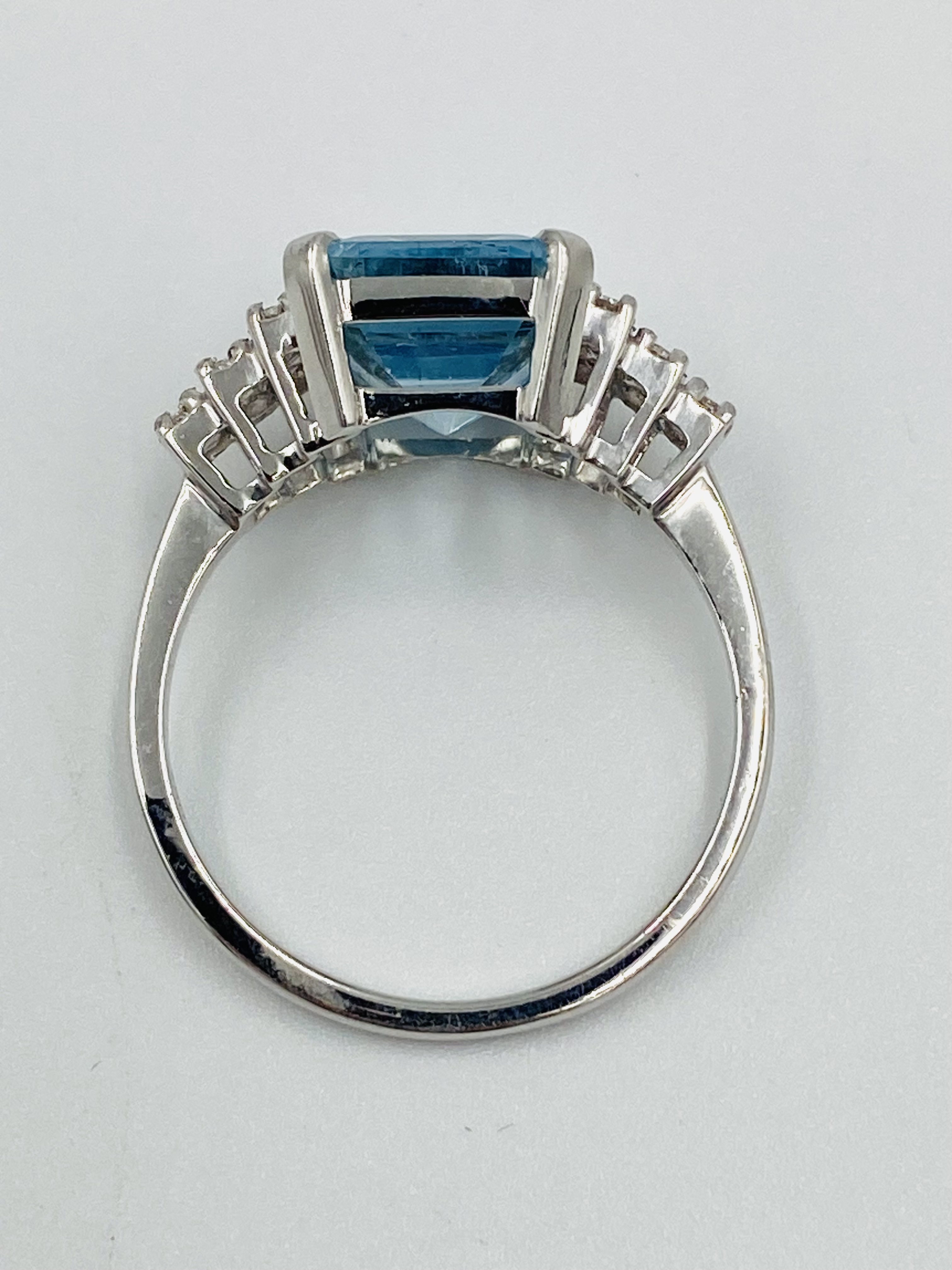 18ct white gold and aquamarine ring - Image 3 of 5