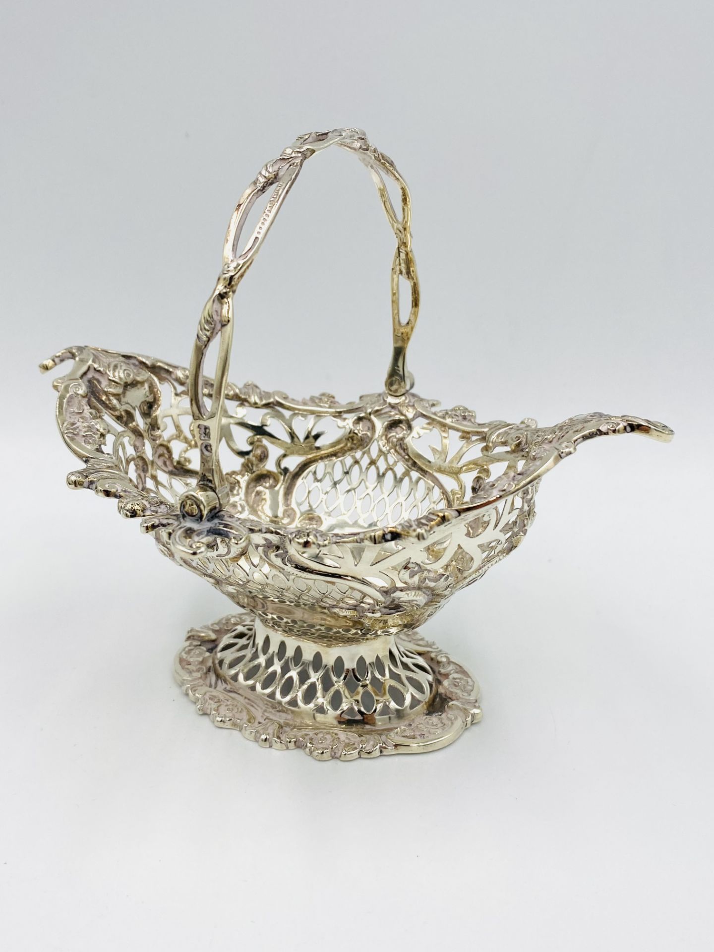 Pierced silver basket, London 1909