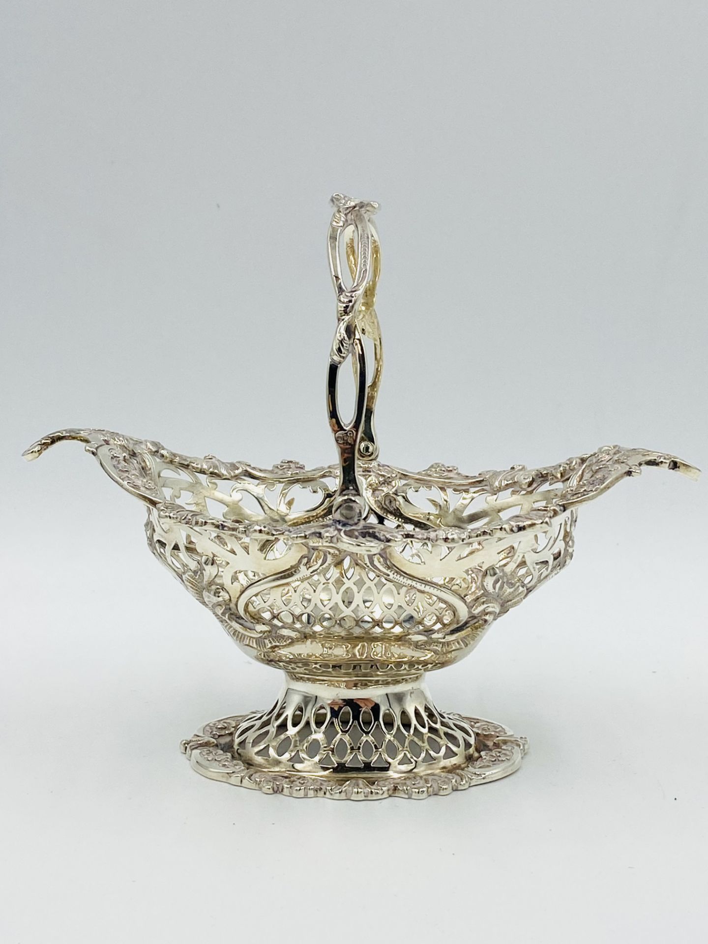 A pair of silver cruet bowls together with a silver filigree bonbon dish - Image 7 of 7