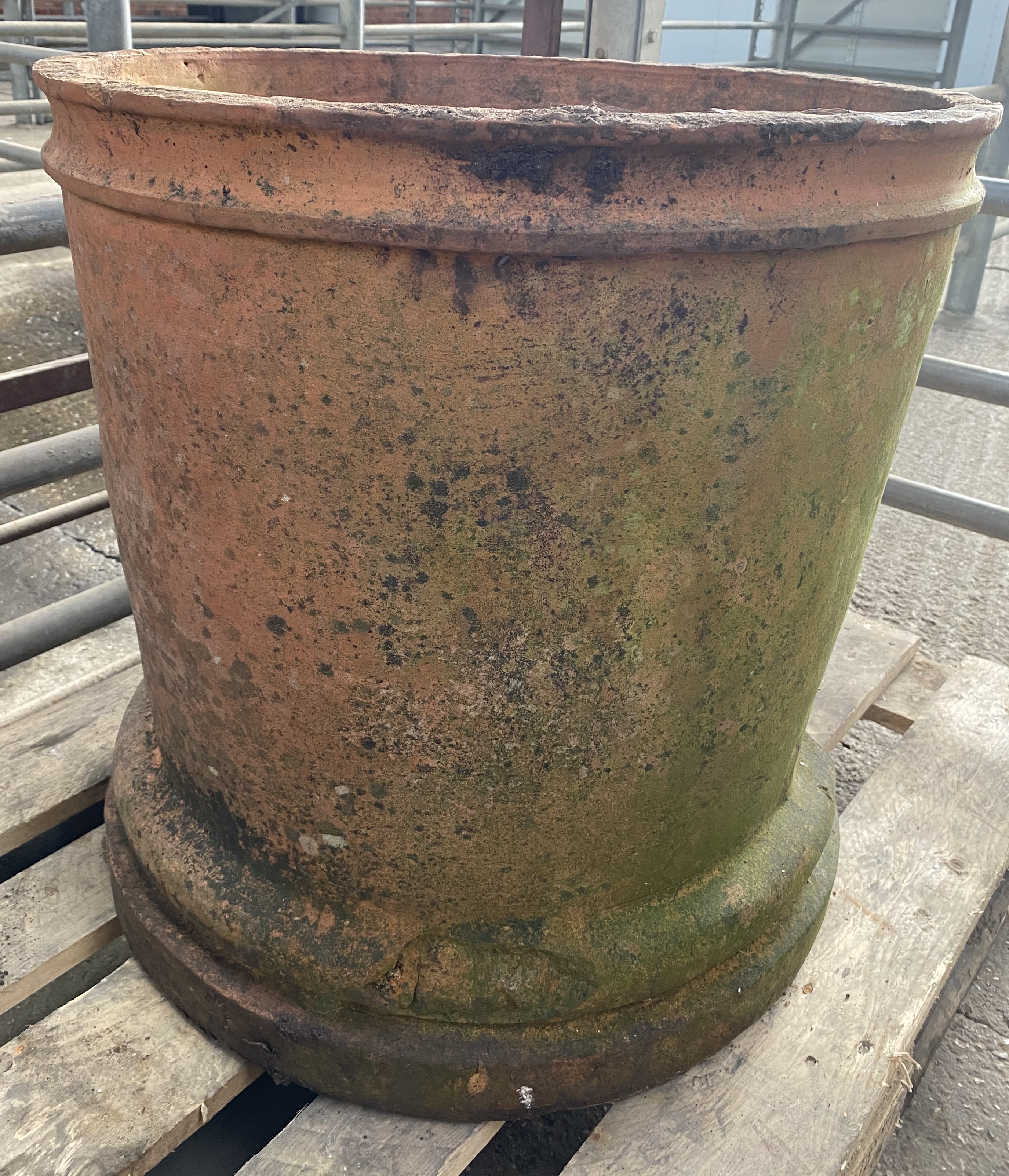 Round terracotta pot. From the Estate of Dame Mary Quant - Image 2 of 4