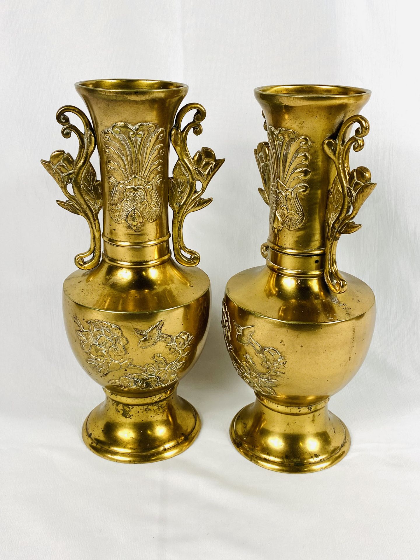 Pair of Meiji style brass vases - Bild 2 aus 3