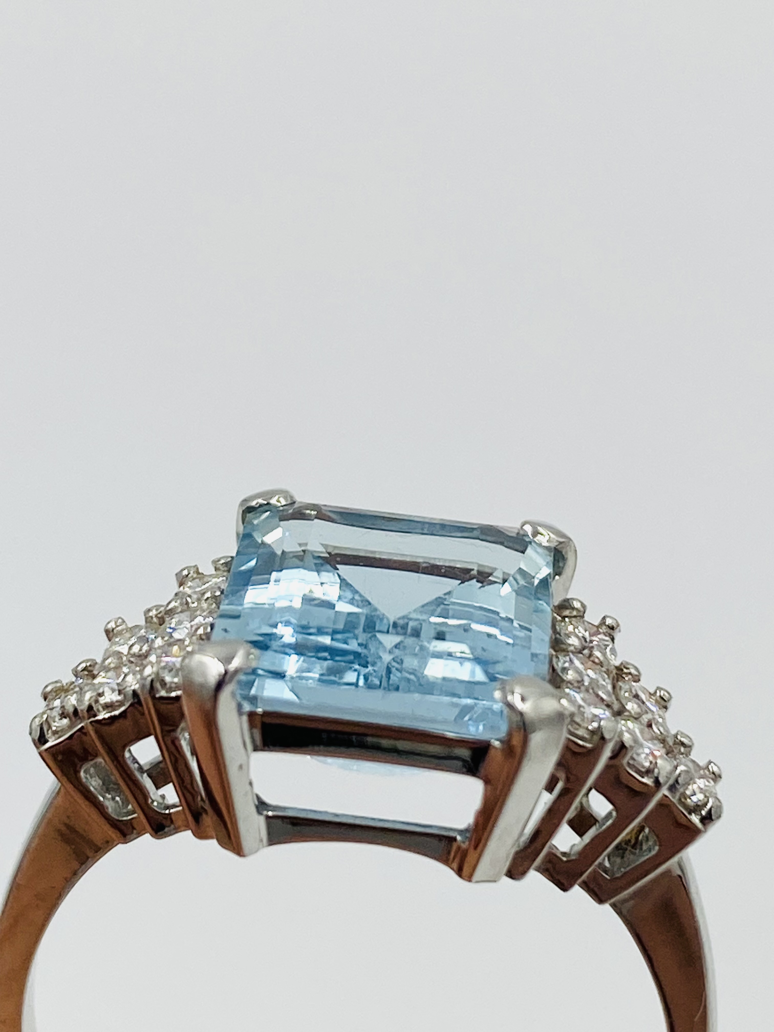 18ct white gold and aquamarine ring - Image 4 of 5