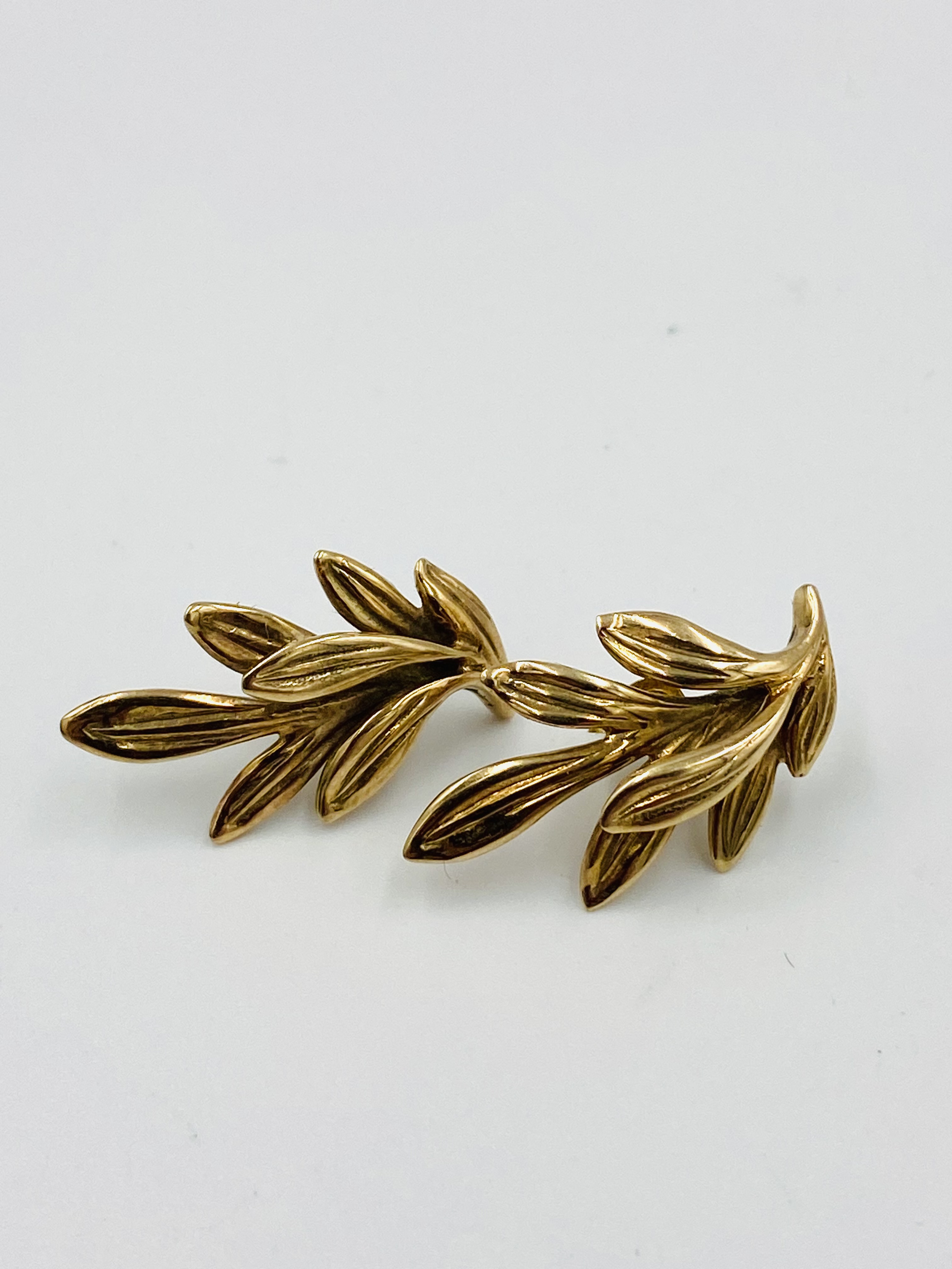 Pair of 9ct gold earrings - Image 2 of 3