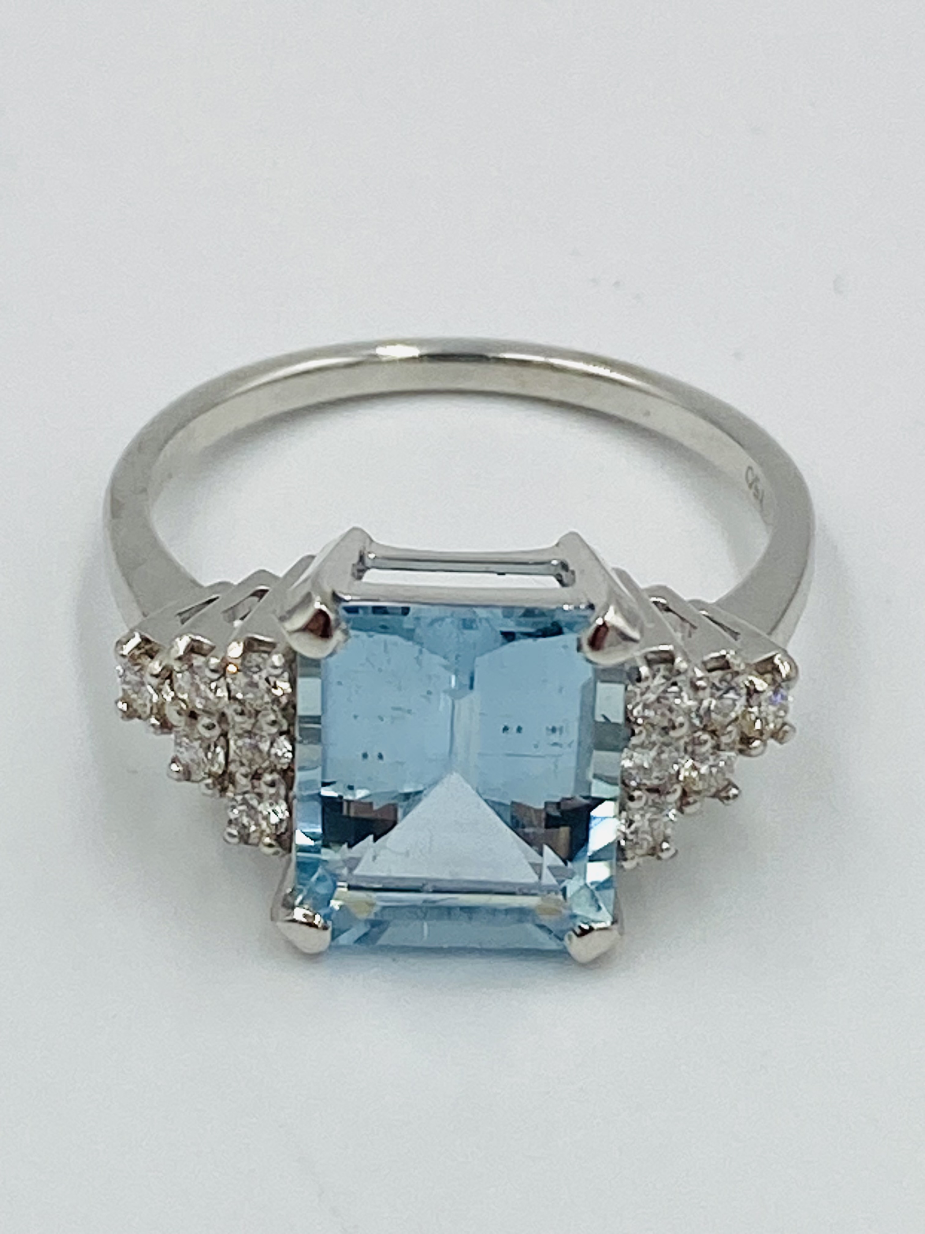 18ct white gold and aquamarine ring - Image 5 of 5