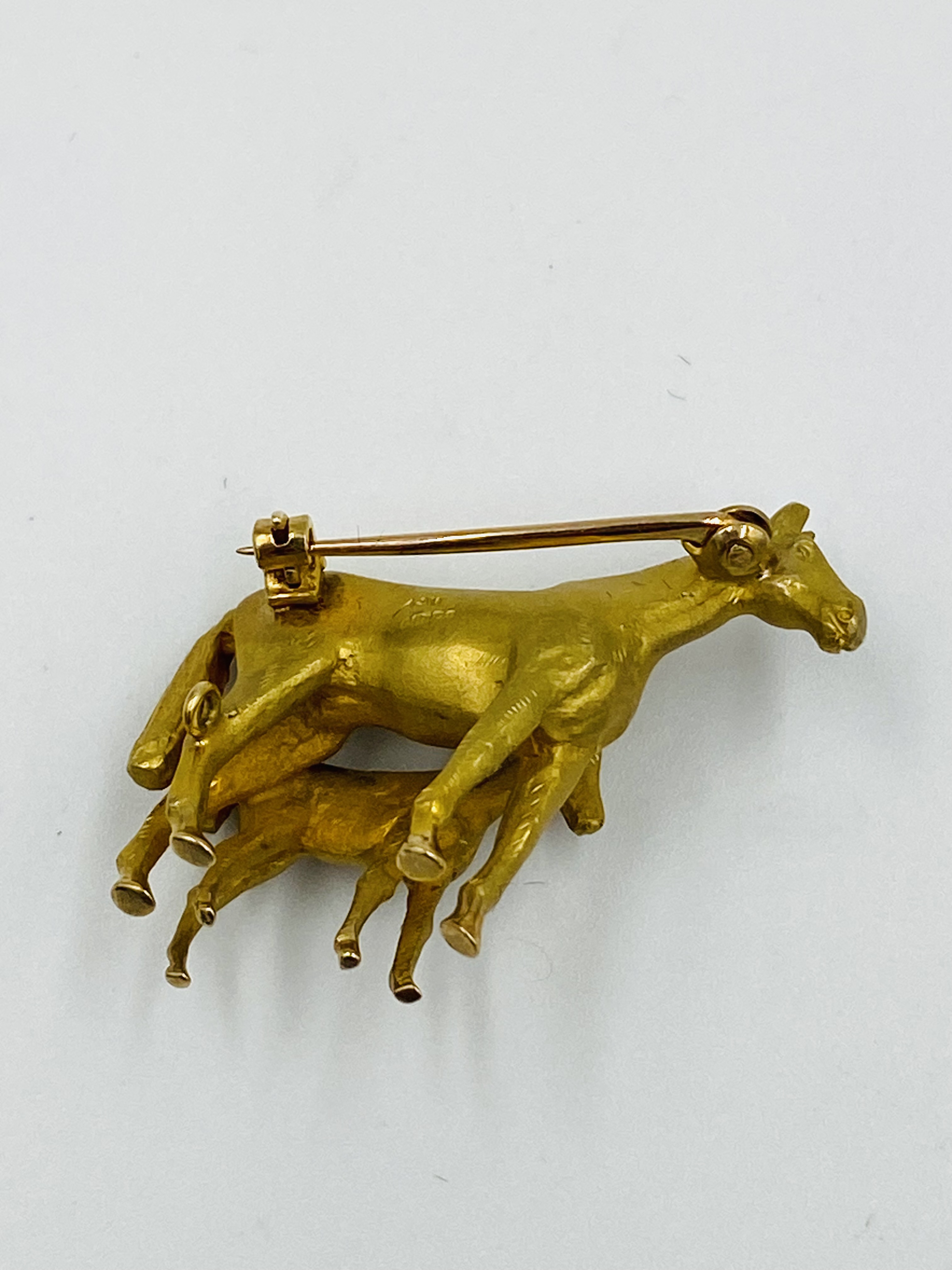 9ct gold mare and foal brooch - Image 3 of 3