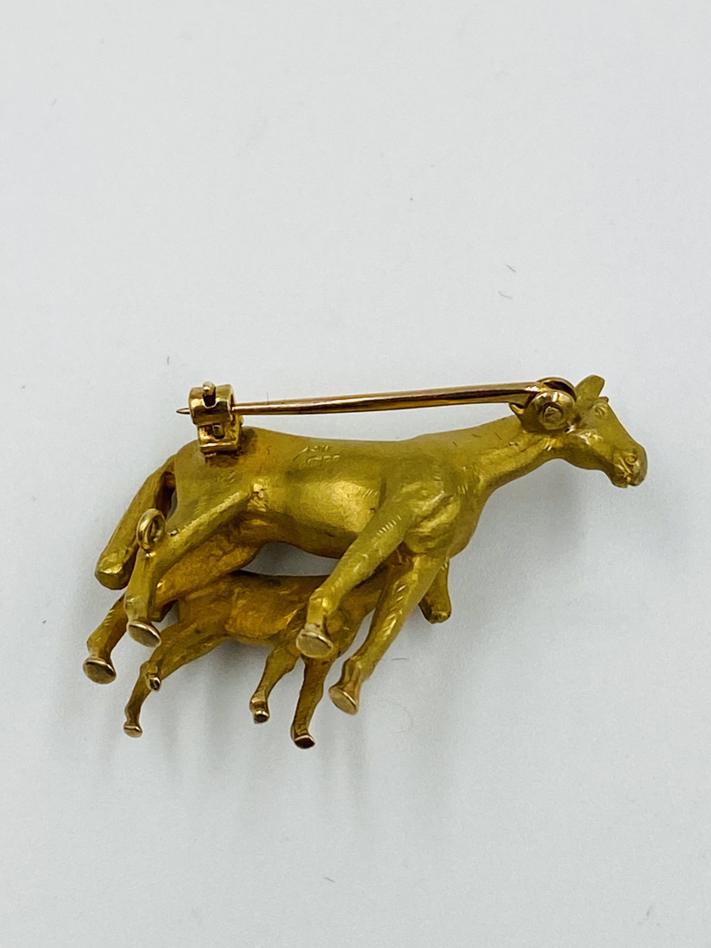 9ct gold mare and foal brooch - Image 3 of 3