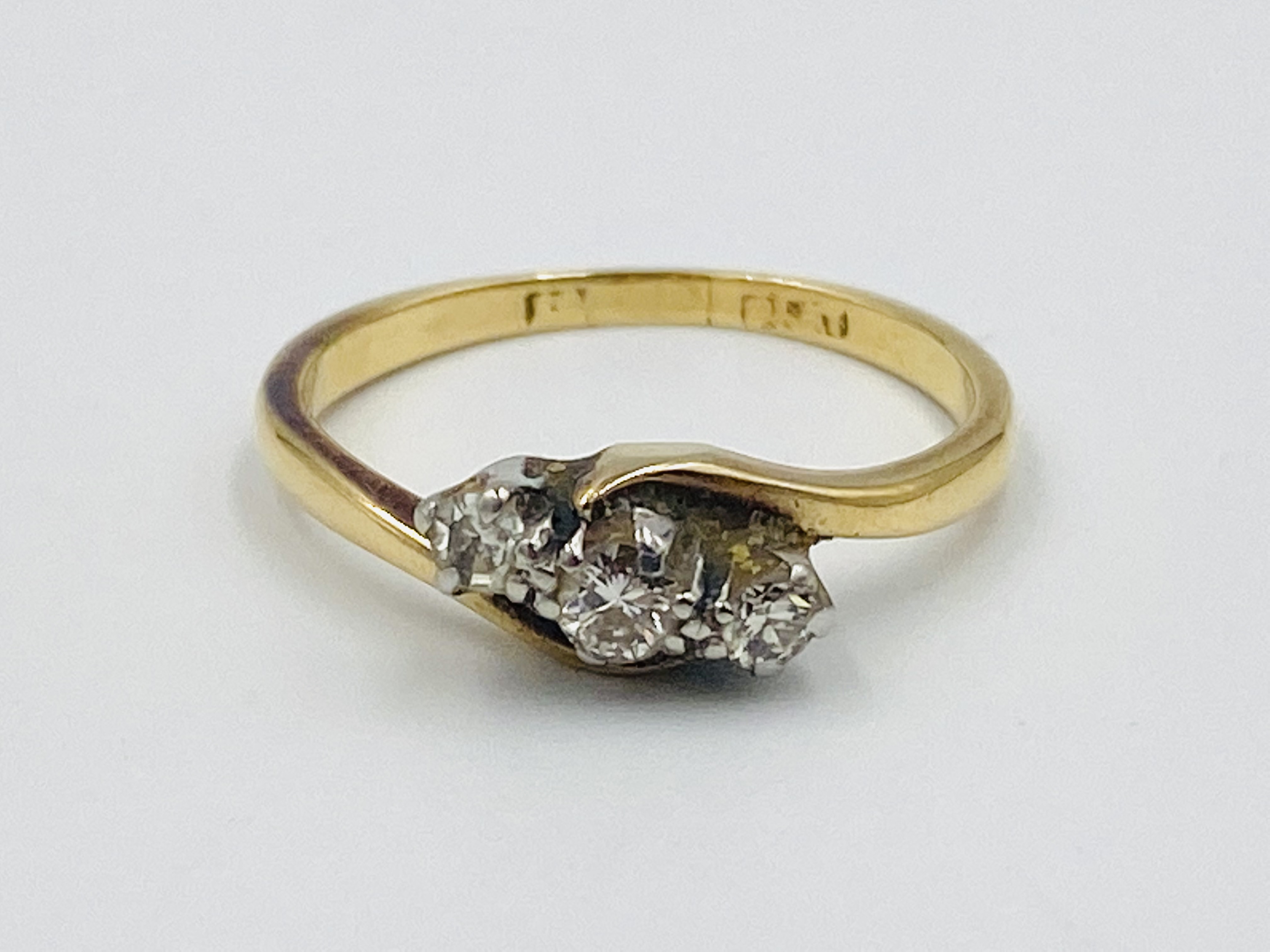Yellow metal three stone diamond ring - Image 2 of 5