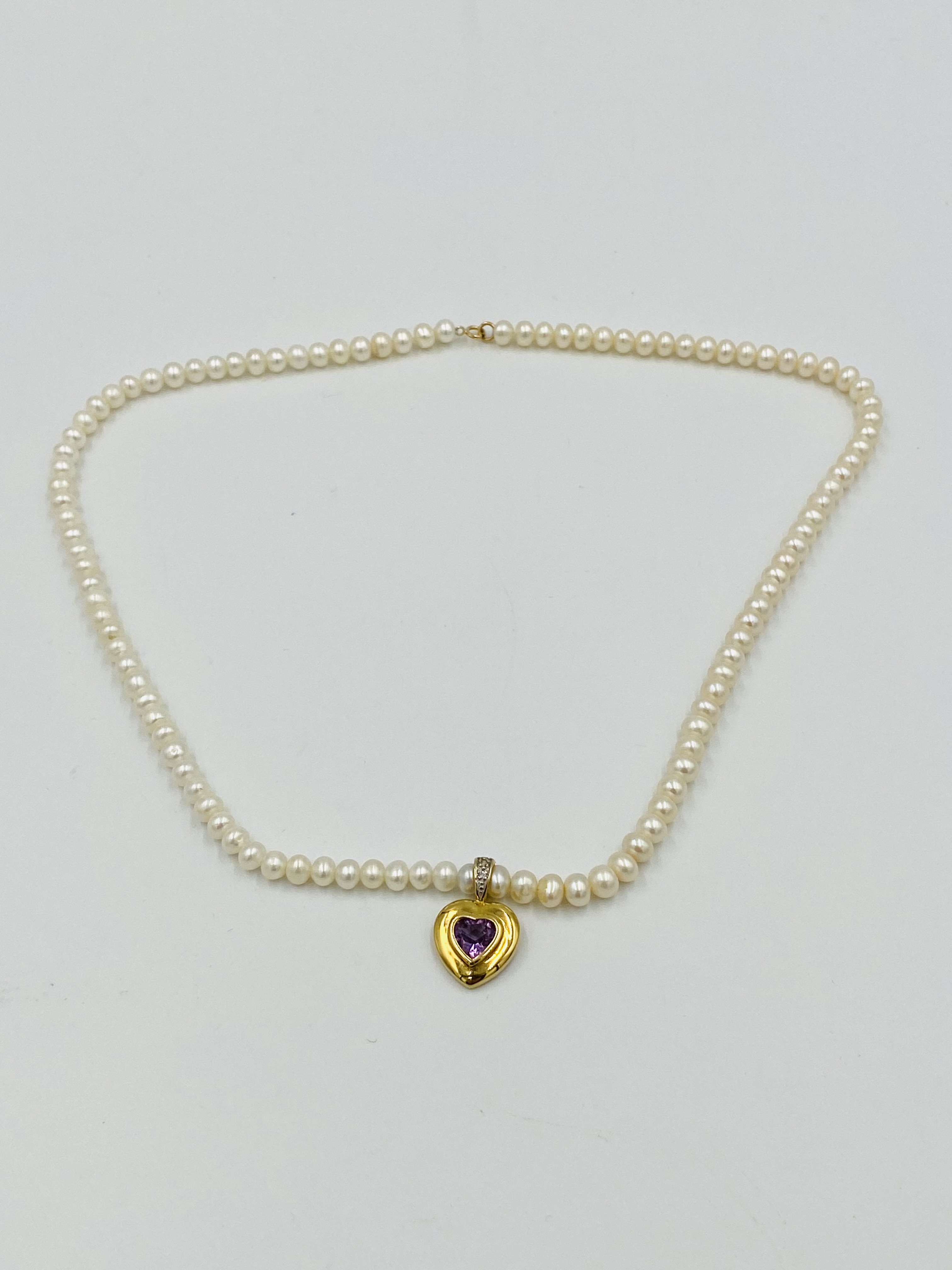 Pearl necklace with 14ct gold and amethyst pendant and 14ct gold clasp