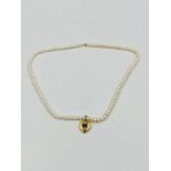 Pearl necklace with 14ct gold and amethyst pendant and 14ct gold clasp