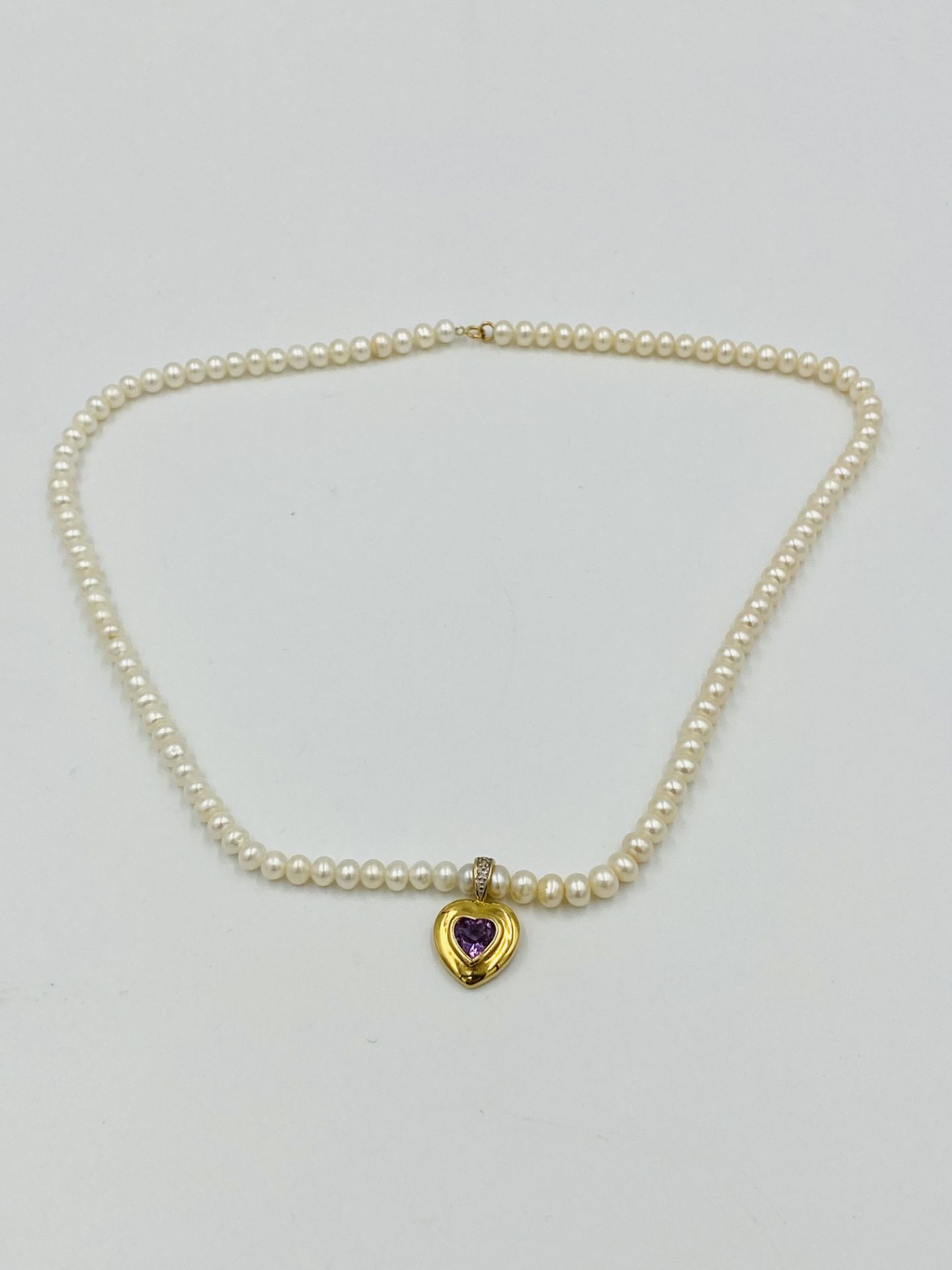 Pearl necklace with 14ct gold and amethyst pendant and 14ct gold clasp