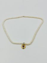 Pearl necklace with 14ct gold and amethyst pendant and 14ct gold clasp
