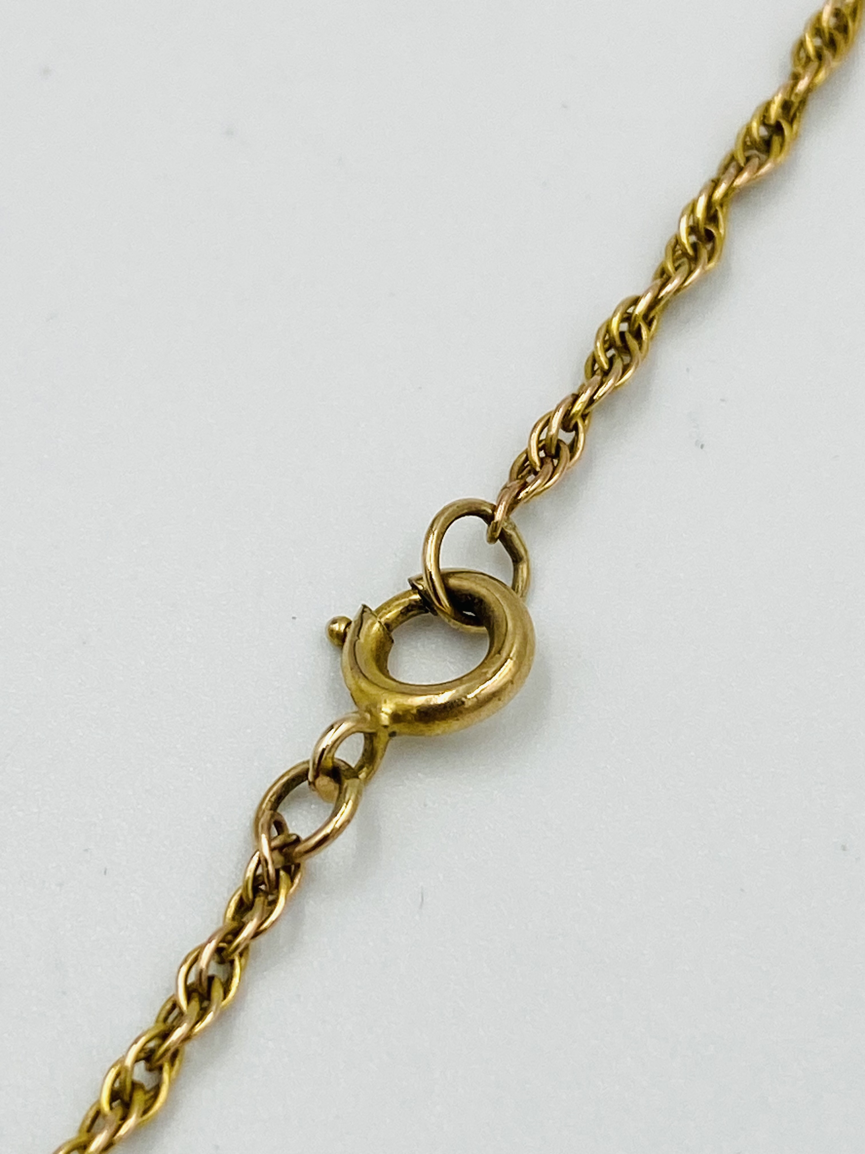 9ct gold cross set with amethysts, on a 9ct gold rope chain - Image 3 of 5