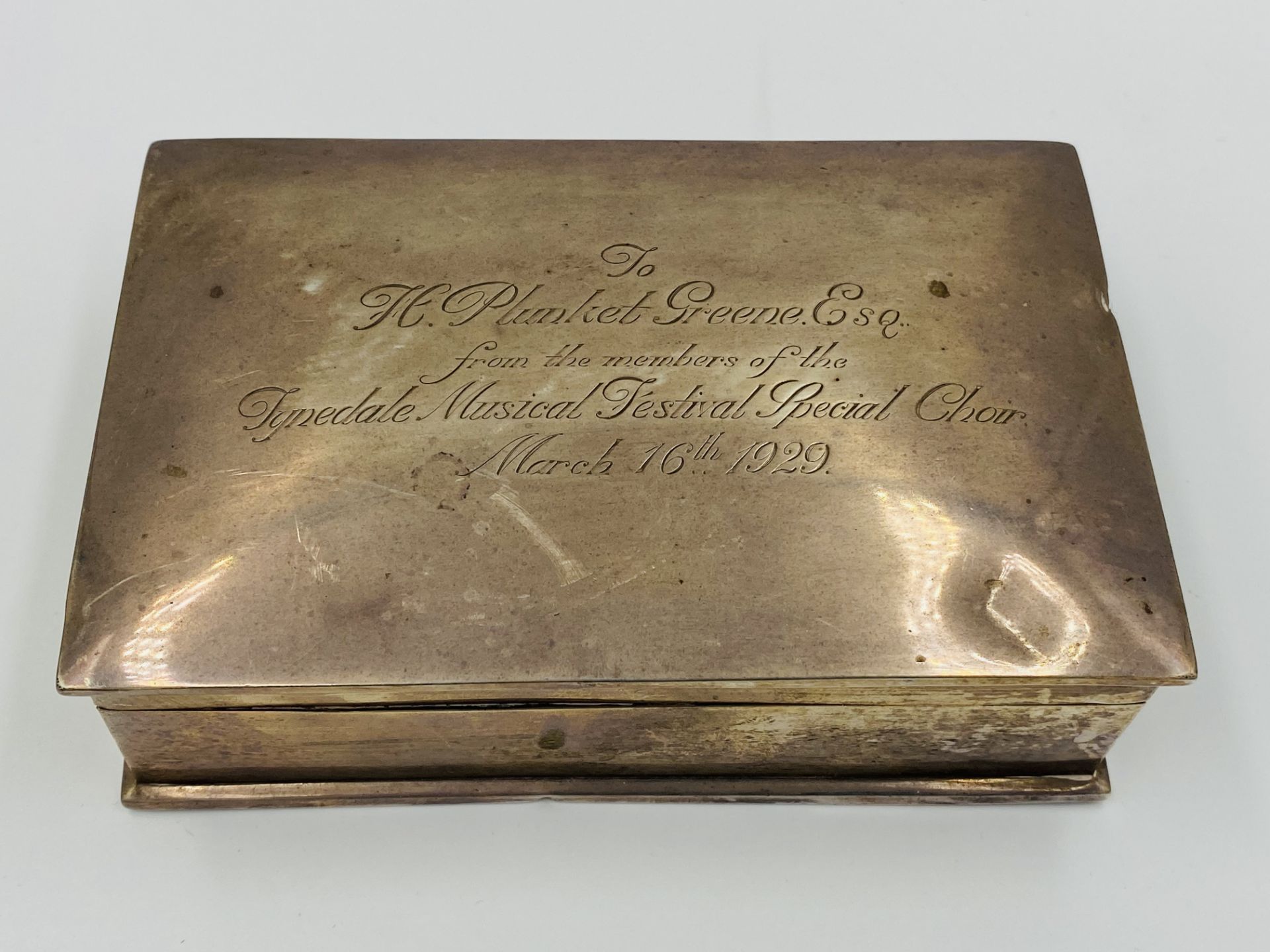 Silver cigarette box with inscription to lid, Birmingham 1927. From the Estate of Dame Mary Quant - Image 4 of 4
