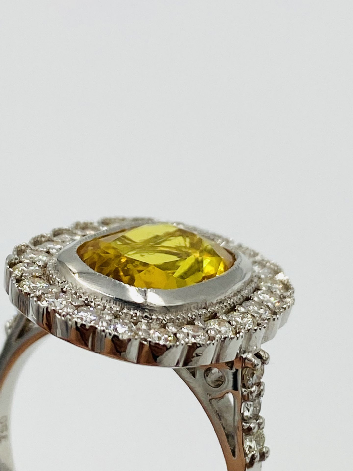 18ct white gold, yellow sapphire and diamond ring - Image 4 of 4