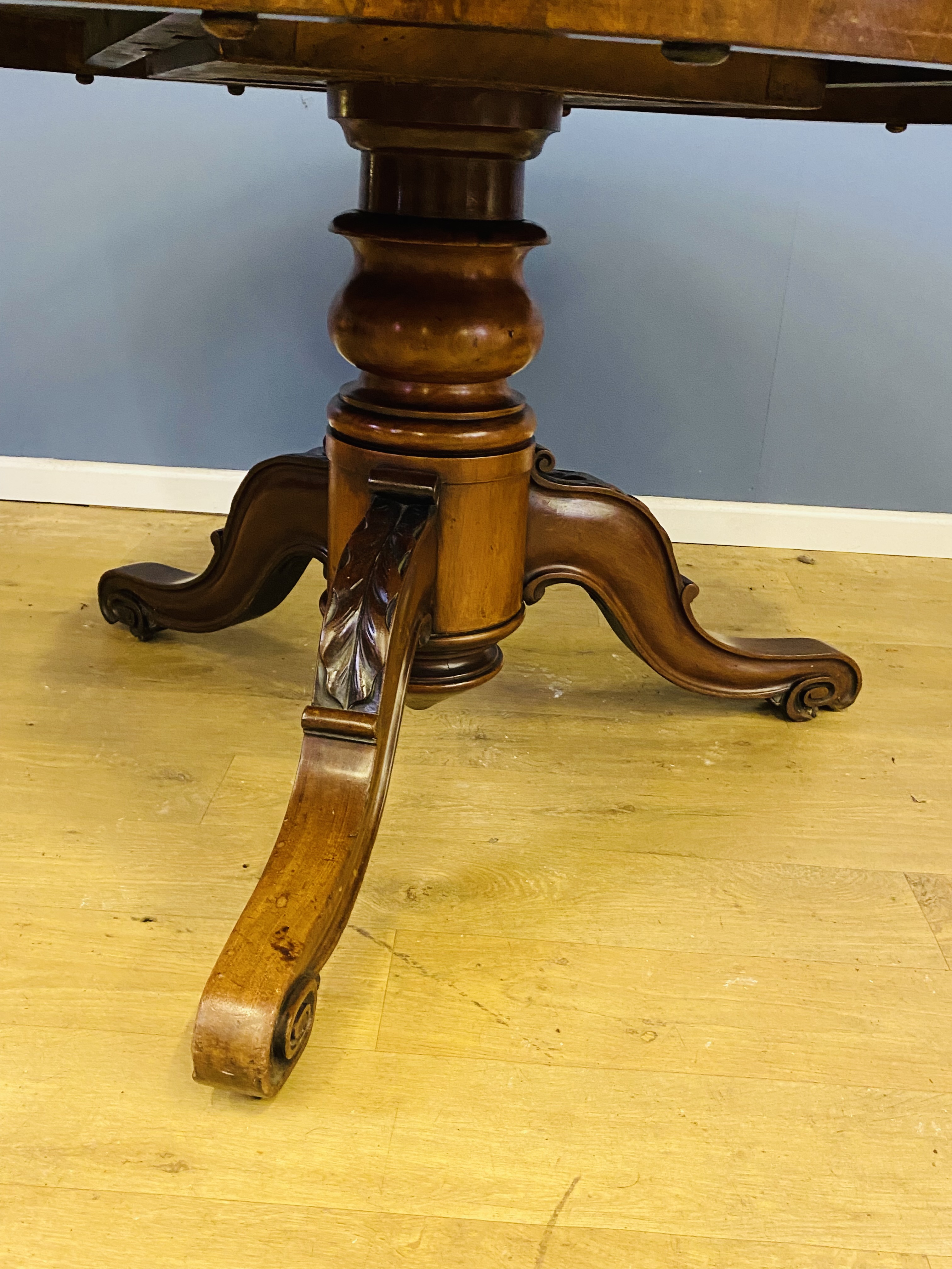 Victorian mahogany breakfast table - Image 4 of 4