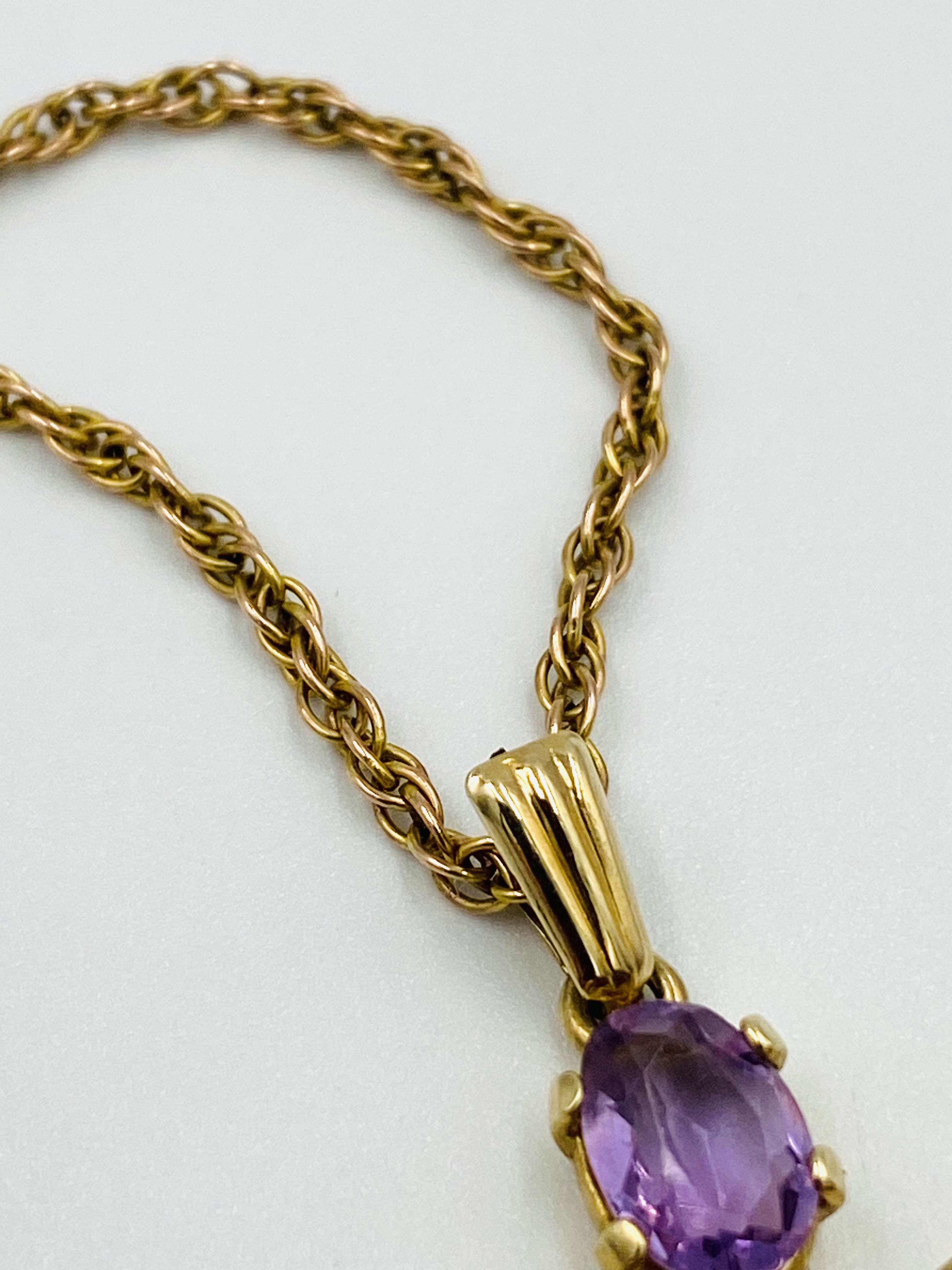 9ct gold cross set with amethysts, on a 9ct gold rope chain - Image 2 of 5