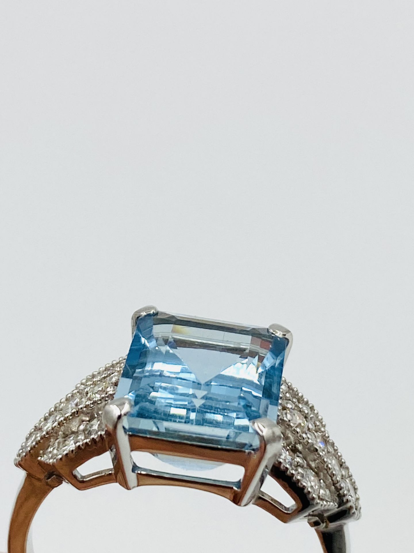 18ct white gold, aquamarine and diamond ring - Image 4 of 5