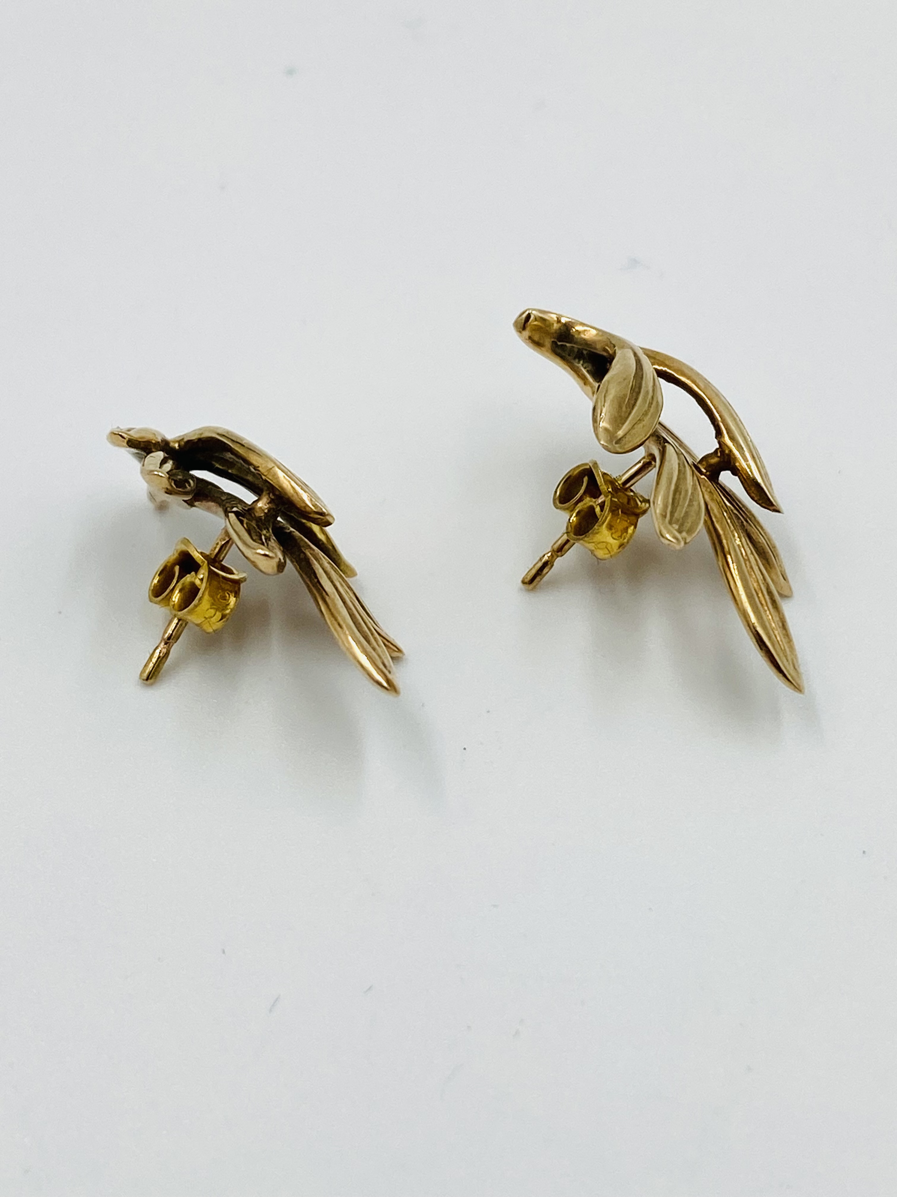 Pair of 9ct gold earrings - Image 3 of 3