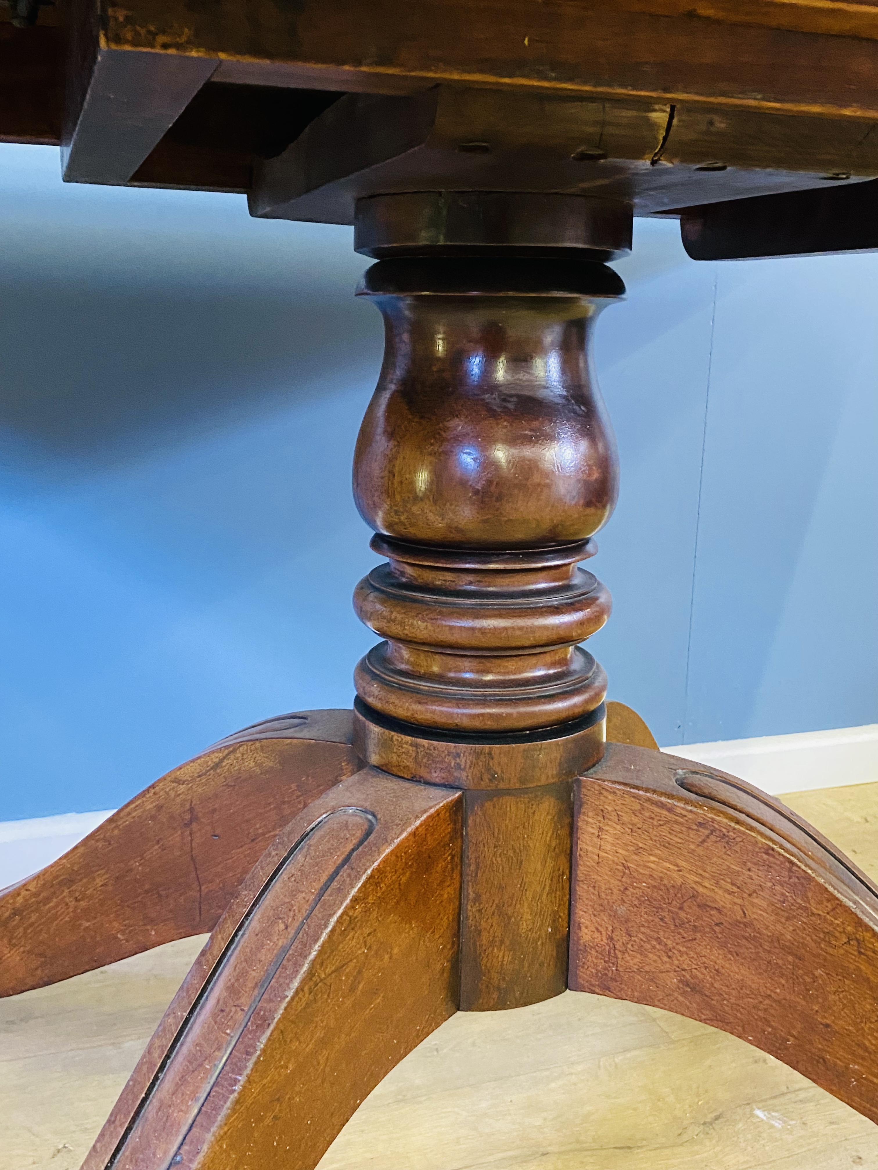 Victorian mahogany tilt top breakfast table - Image 5 of 5